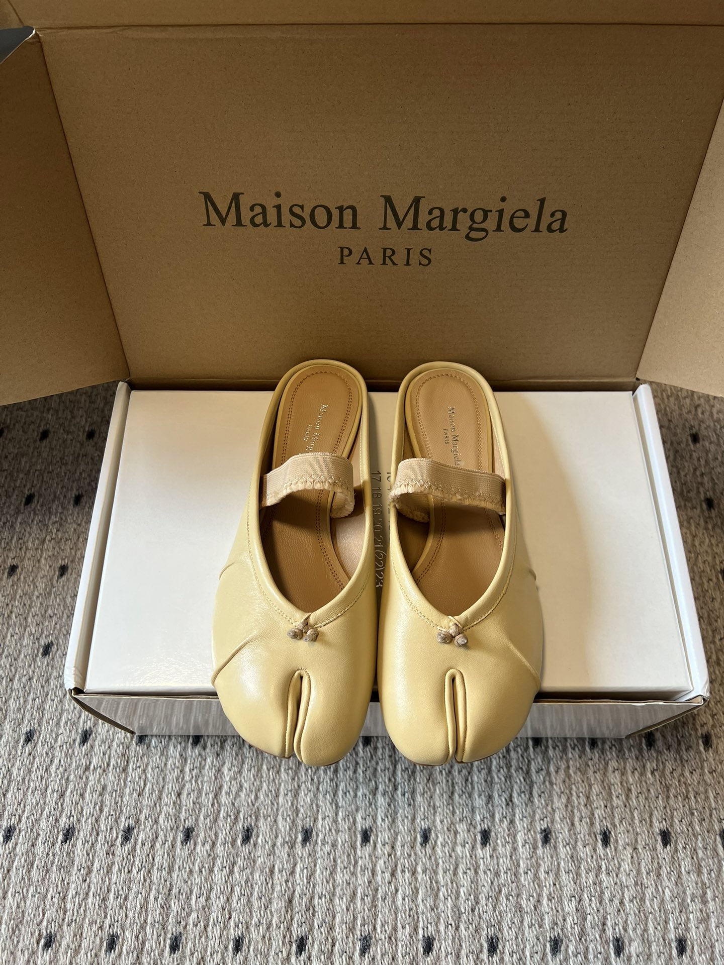 NO:759787,Guangdong purchasing agent Maison Margiela 26ss early spring new split-toe flat slippers. The iconic Tabi split-toe design is a collision between avant-garde and retro. The soft cowhide wraps the instep, and the one-line strap is neat and lazy. The Muller drag style instantly changes to a casual atmosphere. Silver flash/cool black/caramel/milk white/cream yellow. Each pair is an art of walking. It is a niche and does not conflict with the style. It is a sense of luxury that only those who understand fashion can get.  The split-toe design is self-recognizable, and the one-line strap is gentle and slim. Lazy people who don’t need to tie shoelaces are happy. Just put it on when you go out. It goes well with jeans or skirts. The five-color gentle palette can provide you with a relaxed feeling all year round. Upper sheepskin/cowhide, lining sheepskin, outsole Italian leather outsole  size 35-40 (customized sizes 40 are non-returnable), semi-trailers, slippers, skirts, jeans, cowhide, sheepskin, Leather soles19860909莞产代购级 Maison Margiela 26ss早春新款分趾平底拖鞋 标志性 Tabi 分趾设计,是先锋与复古的碰撞,软牛皮包裹脚面,一字带利落又慵懒,穆勒拖型秒变随性氛围感,银闪/酷黑/焦糖/奶白/奶油黄,每一双都是行走的艺术,小众不撞款,是懂时髦的人才能get的高级感. 分趾设计自带辨识度,一字带温柔又显瘦,不用系鞋带的懒人快乐,出门套上就走,配牛仔裤、半裙都绝,五色温柔调色盘,承包你一整年的松弛感穿搭. 鞋面羊皮/牛皮 内里羊皮 大底意大利真皮大底 size35-40码（40码定制不退换）,半拖,slippers,skirts,jeans,cowhide,sheepskin,Leather soles,Women's Shoes