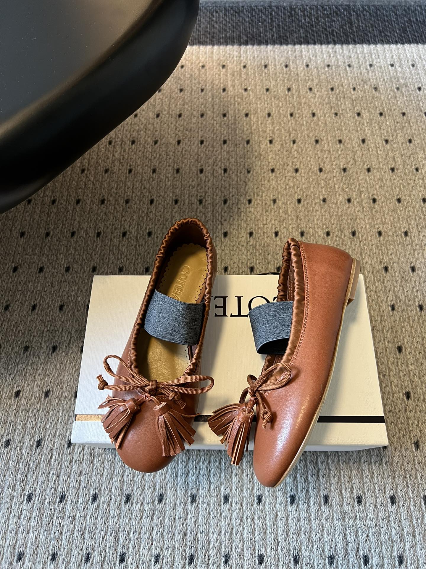 Cotem*26ss早春新款蝴蝶结芭蕾舞鞋把南法的慵懒穿在脚上～细腻皮革包裹圆头鞋型，波浪边鞋口温柔又精