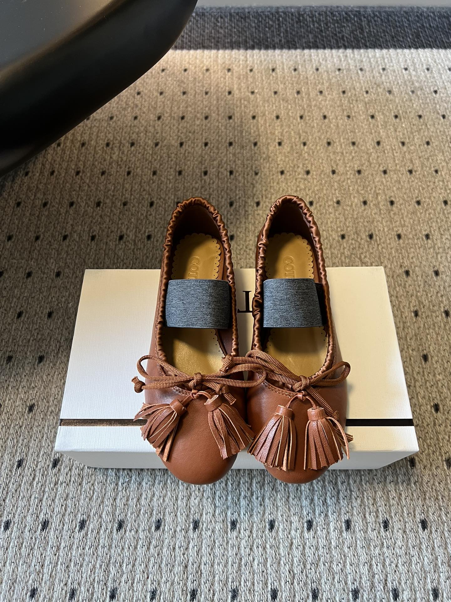 Cotem*26ss早春新款蝴蝶结芭蕾舞鞋把南法的慵懒穿在脚上～细腻皮革包裹圆头鞋型，波浪边鞋口温柔又精