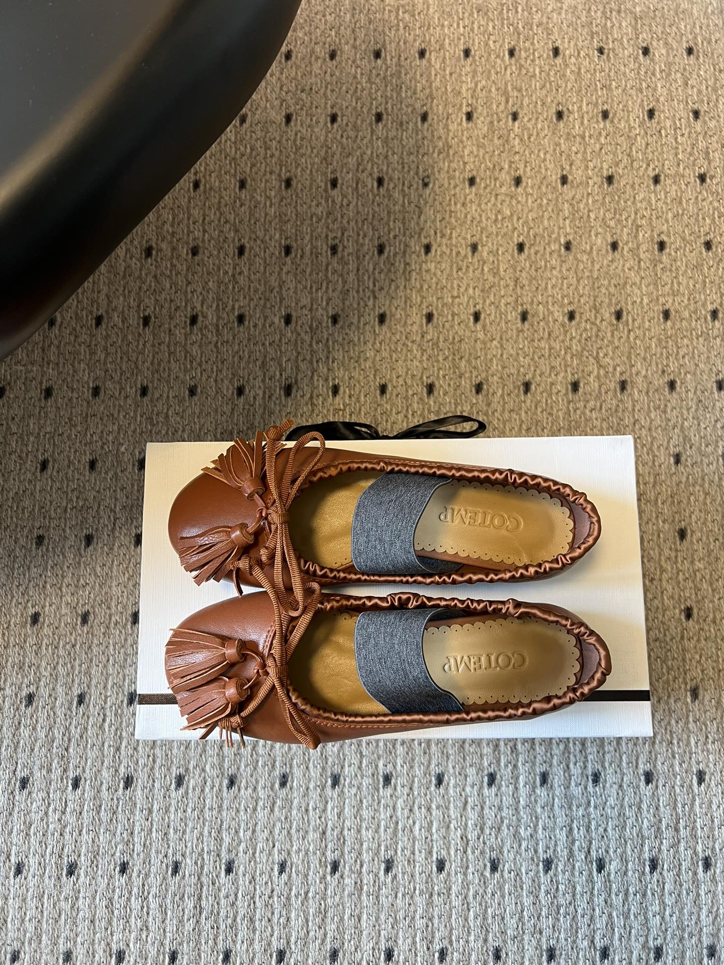 Cotem*26ss早春新款蝴蝶结芭蕾舞鞋把南法的慵懒穿在脚上～细腻皮革包裹圆头鞋型，波浪边鞋口温柔又精