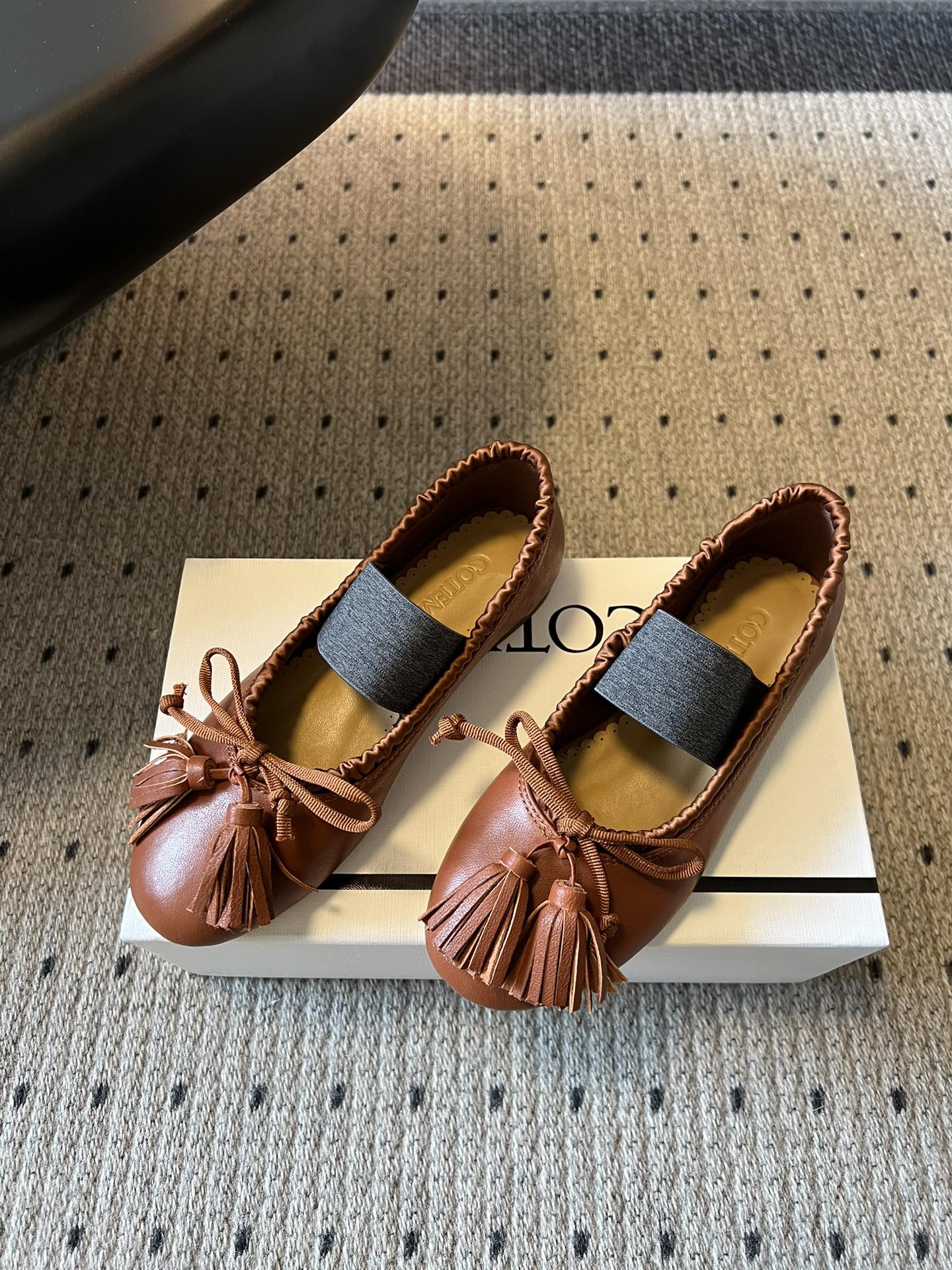 Cotem*26ss早春新款蝴蝶结芭蕾舞鞋把南法的慵懒穿在脚上～细腻皮革包裹圆头鞋型，波浪边鞋口温柔又精