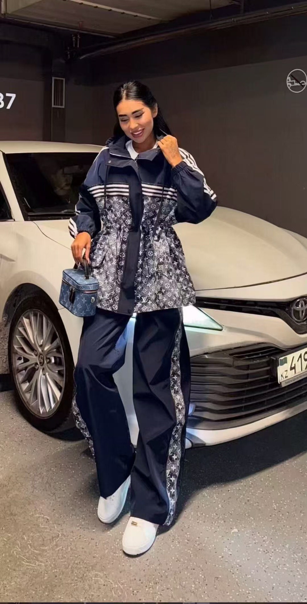 NO:755552,Model No. 20261696 LV* new sports suit, presbyopic logo printed drawstring waist long-sleeved hooded windbreaker jacket + striped webbing elastic waist casual trousers, blue, SML, [M size shoulder width 48, bust 122, sleeve length 58, length 78; waist 60 elastic, trouser length 105; weight 0.845kg], Louis Vuitton-clothing, louis vuitton, louis  vuitton,jackets & coats,hats,19860909款号20261696 LV*新款运动套装,老花logo印花抽绳收腰长袖连帽风衣外套+条纹织带松紧腰休闲长裤,蓝色,SML,【M码肩宽48,胸围122,袖长58,衣长78；腰围60弹力,裤长105；重量0.845kg】,路易威登-服装,louis vuitton,louis vuitton,jackets & coats,hats,,Women's clothing