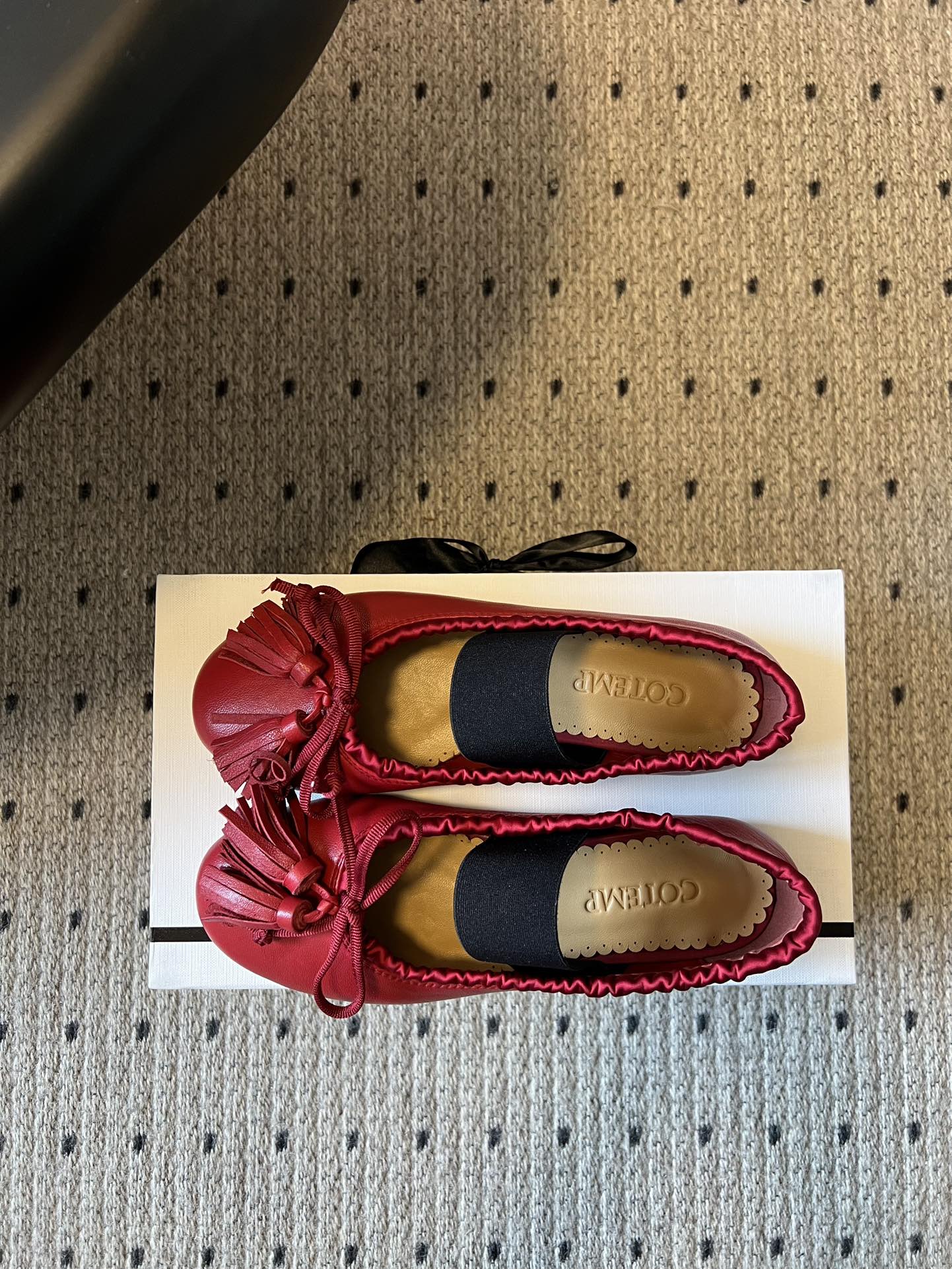 Cotem*26ss早春新款蝴蝶结芭蕾舞鞋把南法的慵懒穿在脚上～细腻皮革包裹圆头鞋型，波浪边鞋口温柔又精