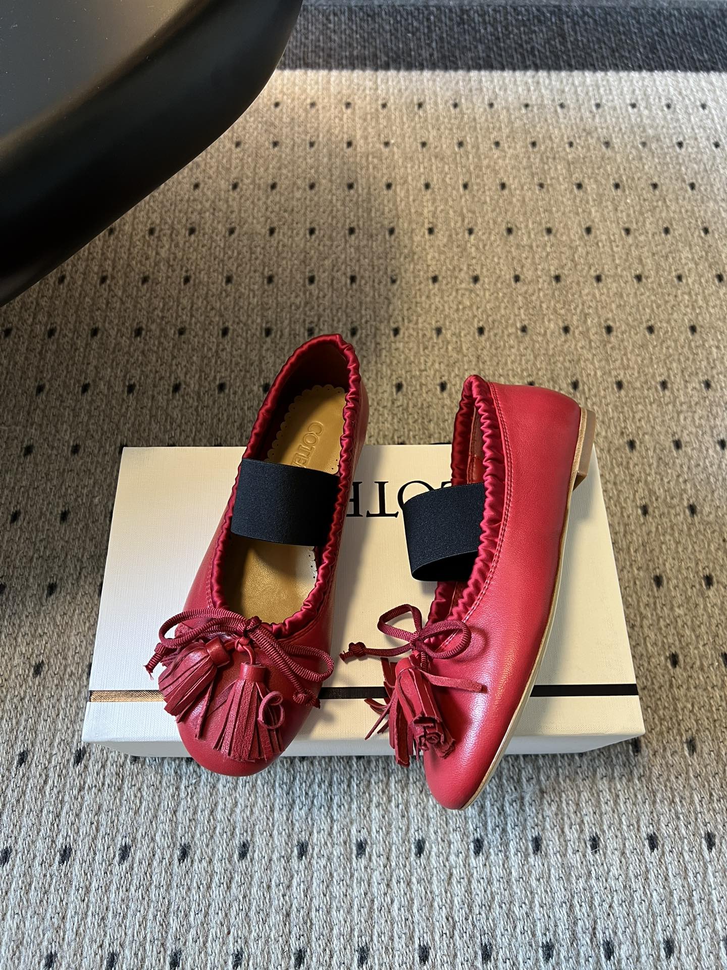 Cotem*26ss早春新款蝴蝶结芭蕾舞鞋把南法的慵懒穿在脚上～细腻皮革包裹圆头鞋型，波浪边鞋口温柔又精