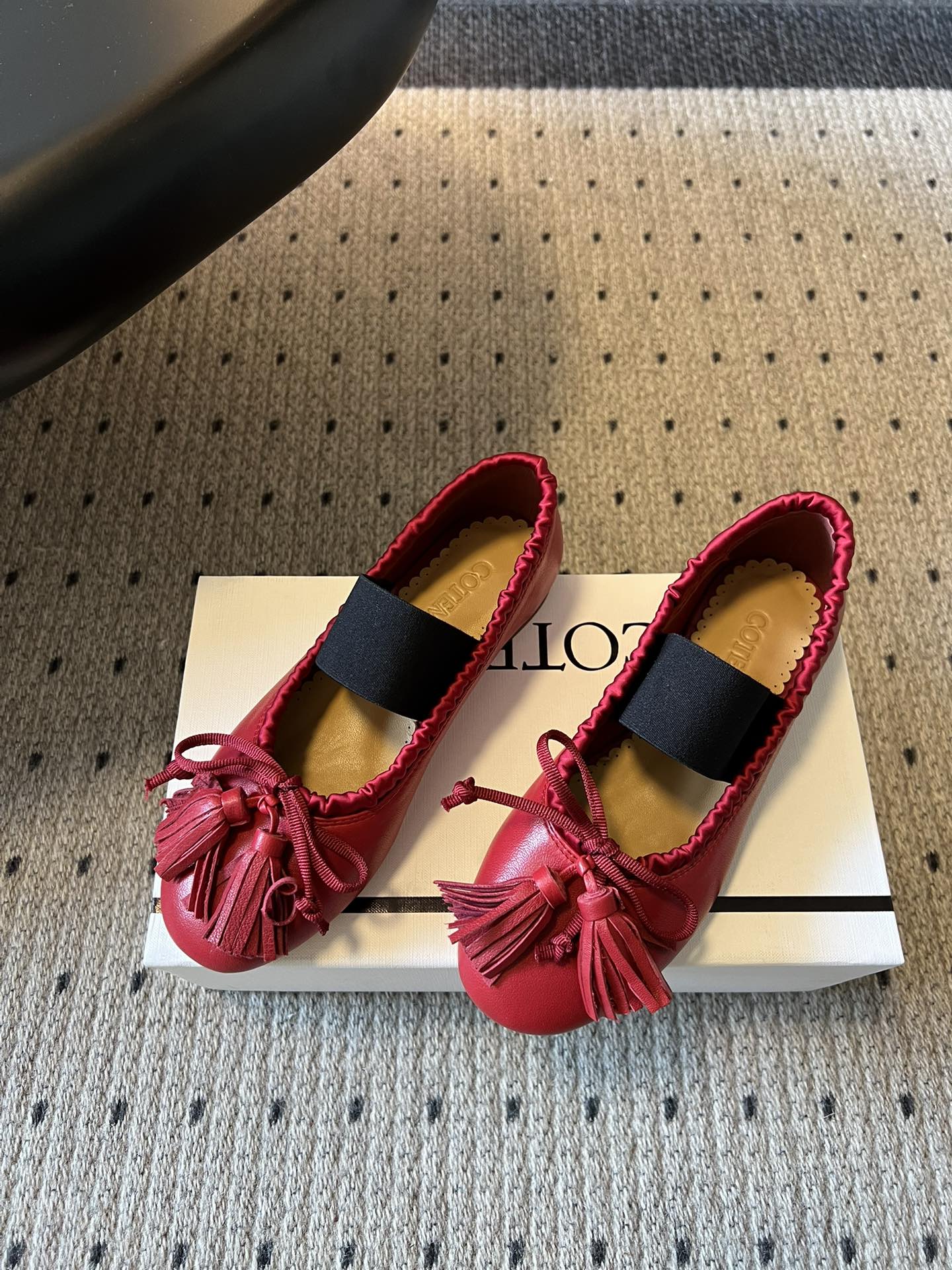 Cotem*26ss早春新款蝴蝶结芭蕾舞鞋把南法的慵懒穿在脚上～细腻皮革包裹圆头鞋型，波浪边鞋口温柔又精