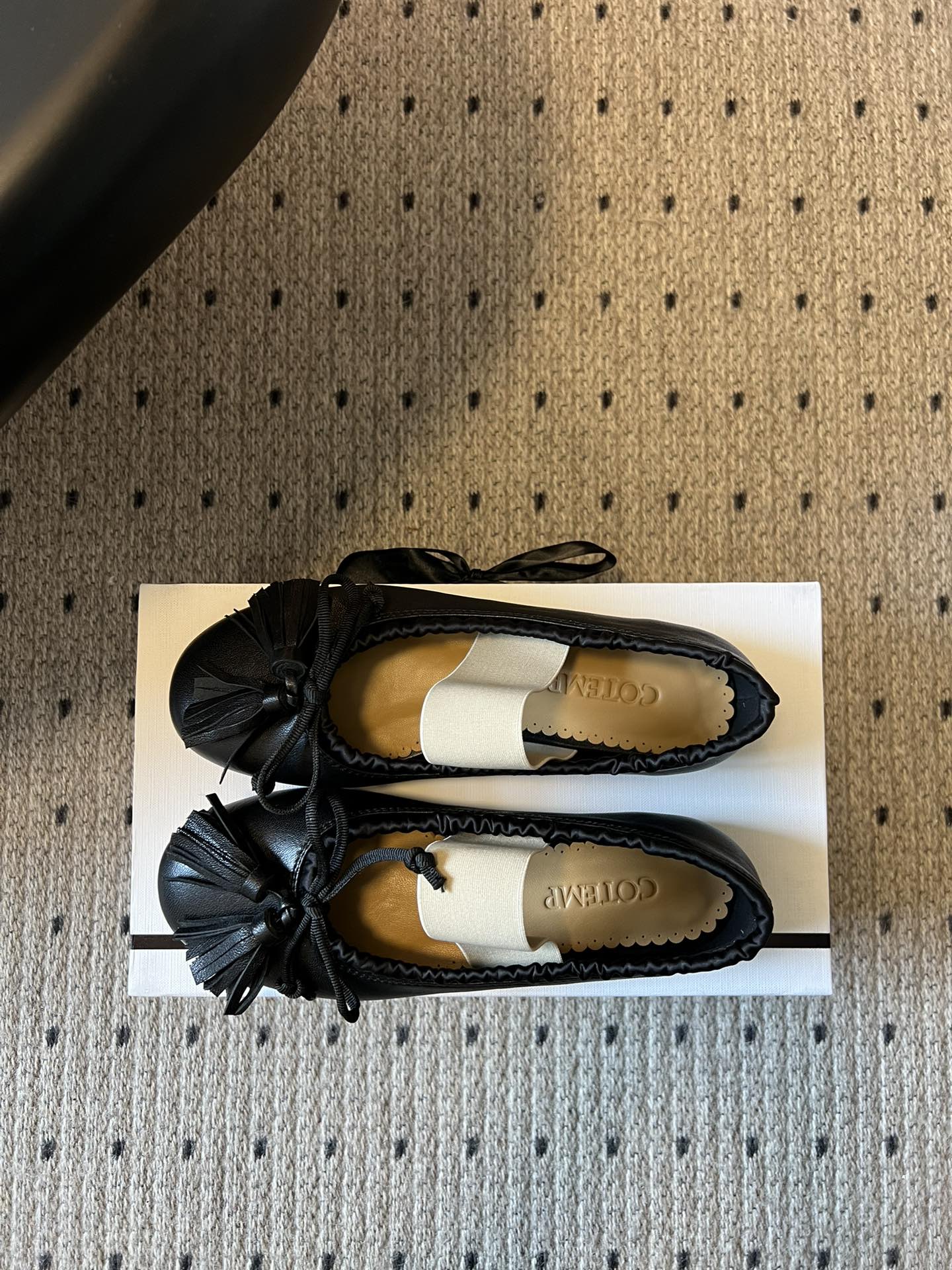 Cotem*26ss早春新款蝴蝶结芭蕾舞鞋把南法的慵懒穿在脚上～细腻皮革包裹圆头鞋型，波浪边鞋口温柔又精