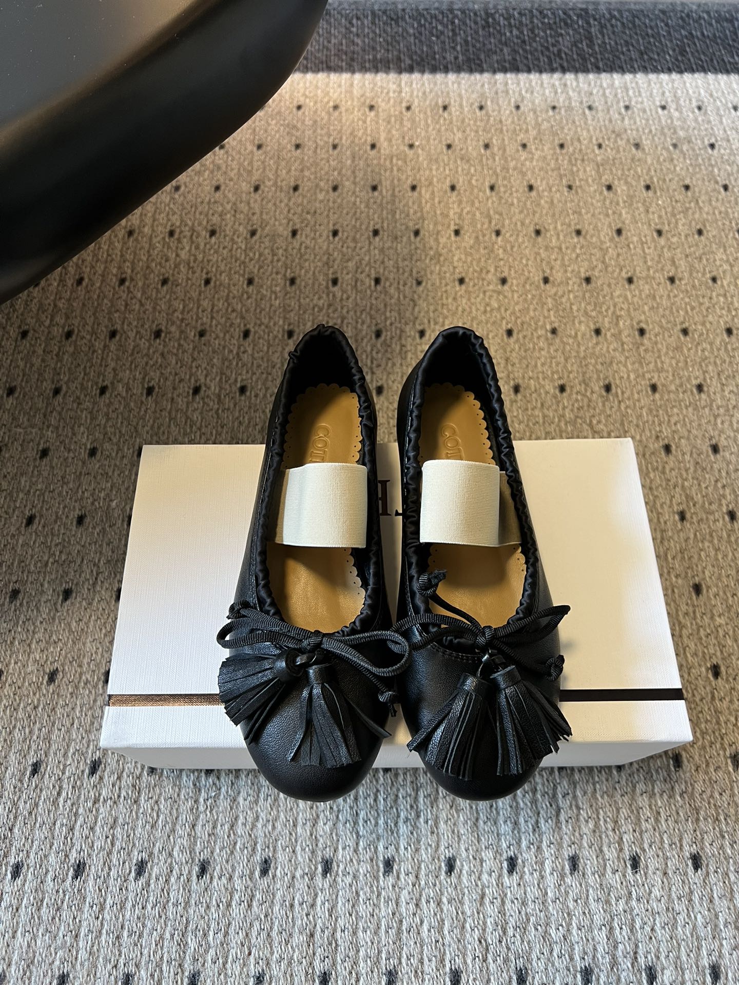 Cotem*26ss早春新款蝴蝶结芭蕾舞鞋把南法的慵懒穿在脚上～细腻皮革包裹圆头鞋型，波浪边鞋口温柔又精