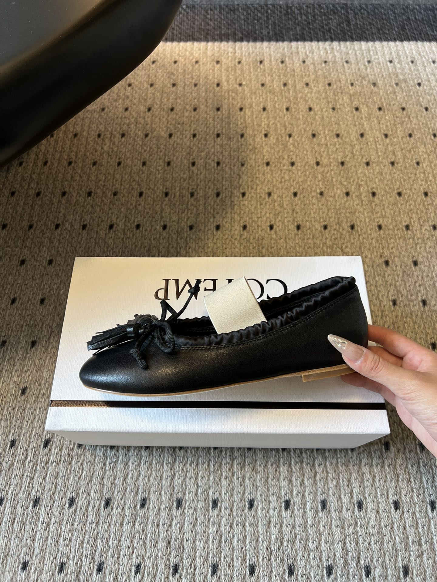 Cotem*26ss早春新款蝴蝶结芭蕾舞鞋把南法的慵懒穿在脚上～细腻皮革包裹圆头鞋型，波浪边鞋口温柔又精