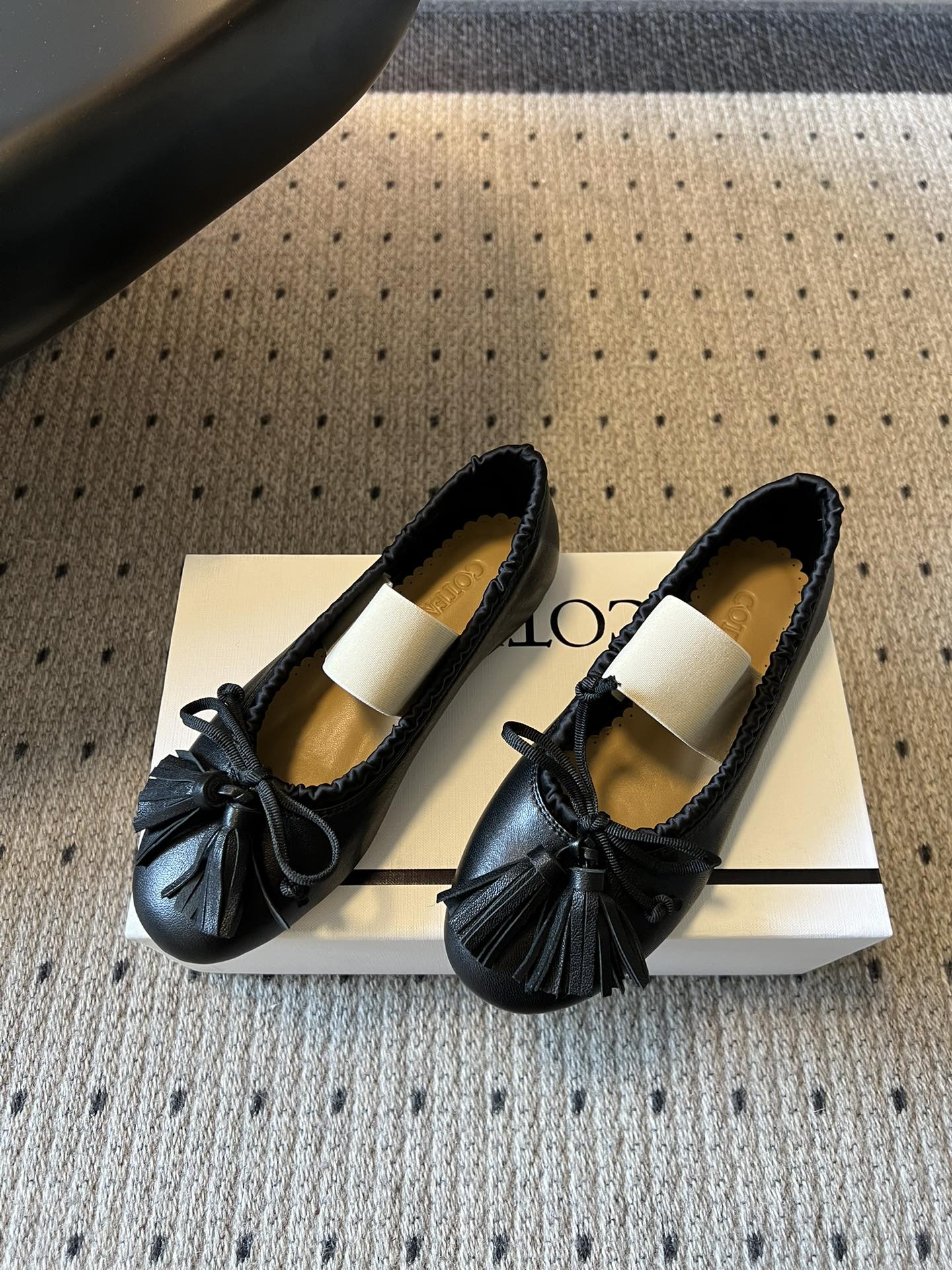 Cotem*26ss早春新款蝴蝶结芭蕾舞鞋把南法的慵懒穿在脚上～细腻皮革包裹圆头鞋型，波浪边鞋口温柔又精