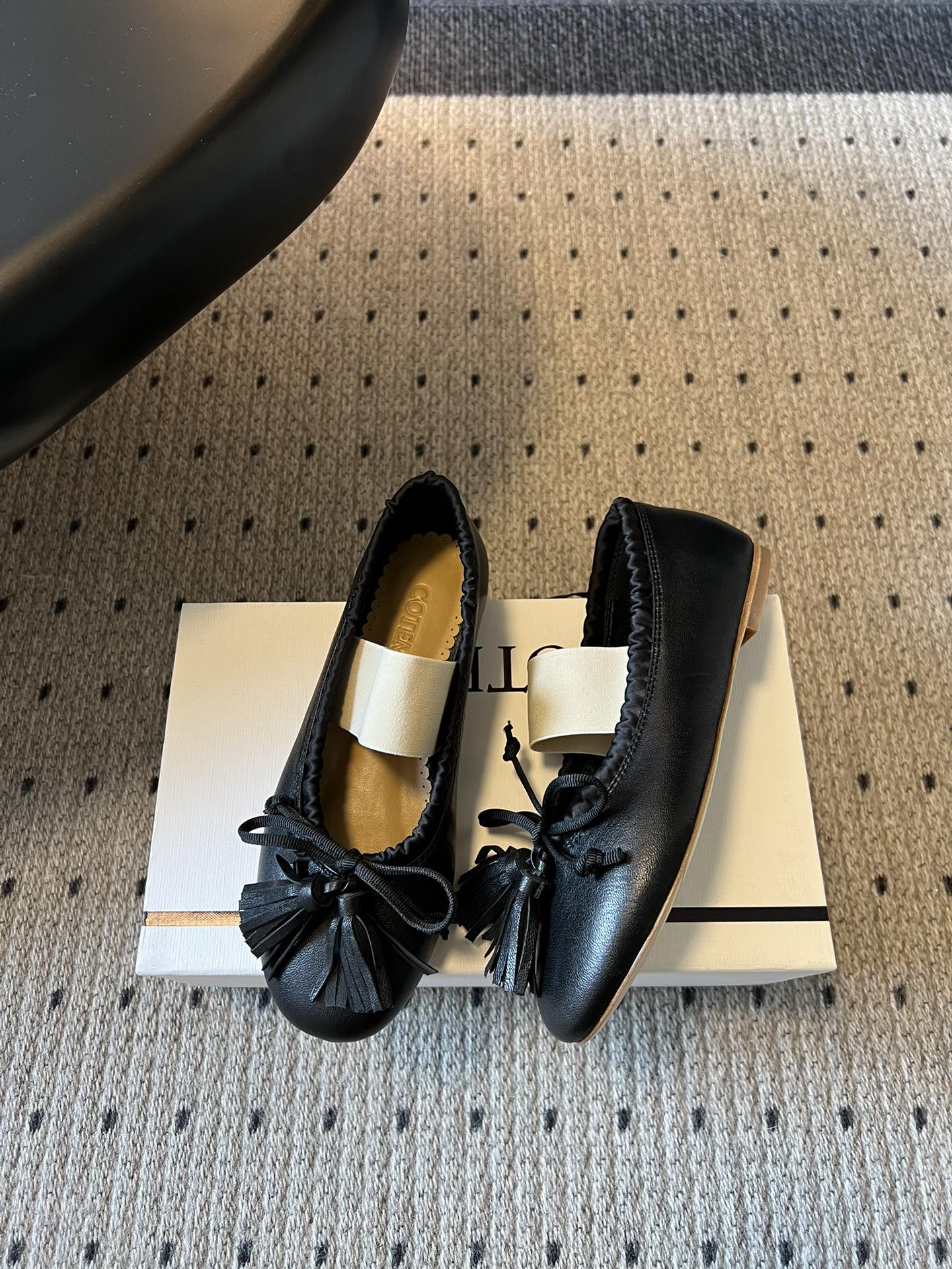 Cotem*26ss早春新款蝴蝶结芭蕾舞鞋把南法的慵懒穿在脚上～细腻皮革包裹圆头鞋型，波浪边鞋口温柔又精