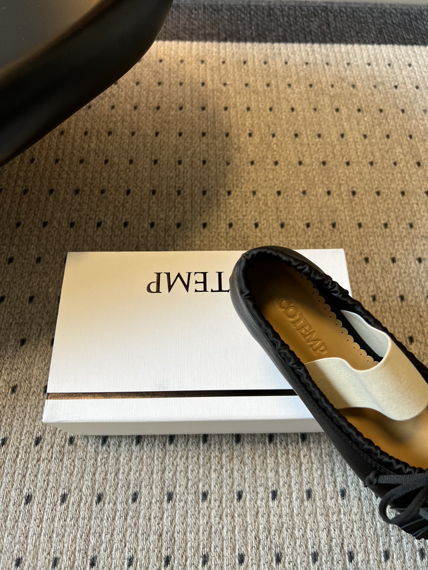 Cotem*26ss早春新款蝴蝶结芭蕾舞鞋把南法的慵懒穿在脚上～细腻皮革包裹圆头鞋型，波浪边鞋口温柔又精