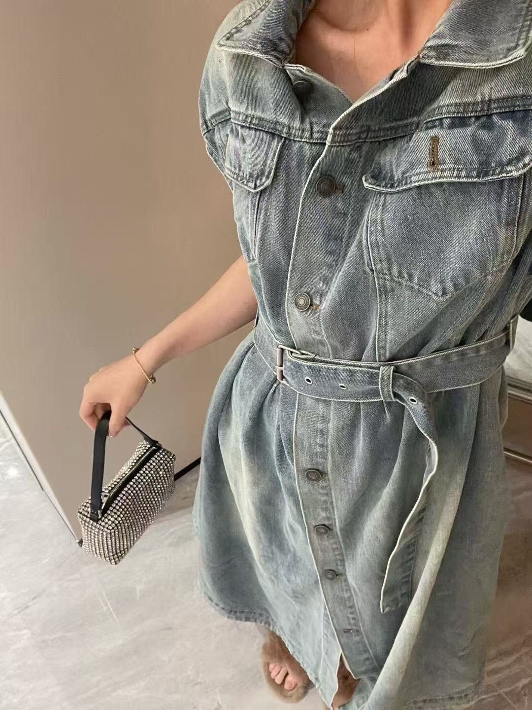 NO:755543,Model number 20261698 Dio* new CD little bee embroidery denim sleeveless vest dress with presbyopia lining, light blue, SML, [M size bust 100, skirt length 123; weight 1.210kg], Dior-clothing, dior, dior, skirts,19860909款号20261698 Dio*新款 CD小蜜蜂刺绣 老花内里牛仔无袖背心连衣裙,浅蓝色,SML,【M码胸围100,裙长123；重量1.210kg】,迪奥-服装,dior,dior,skirts,,Women's clothing