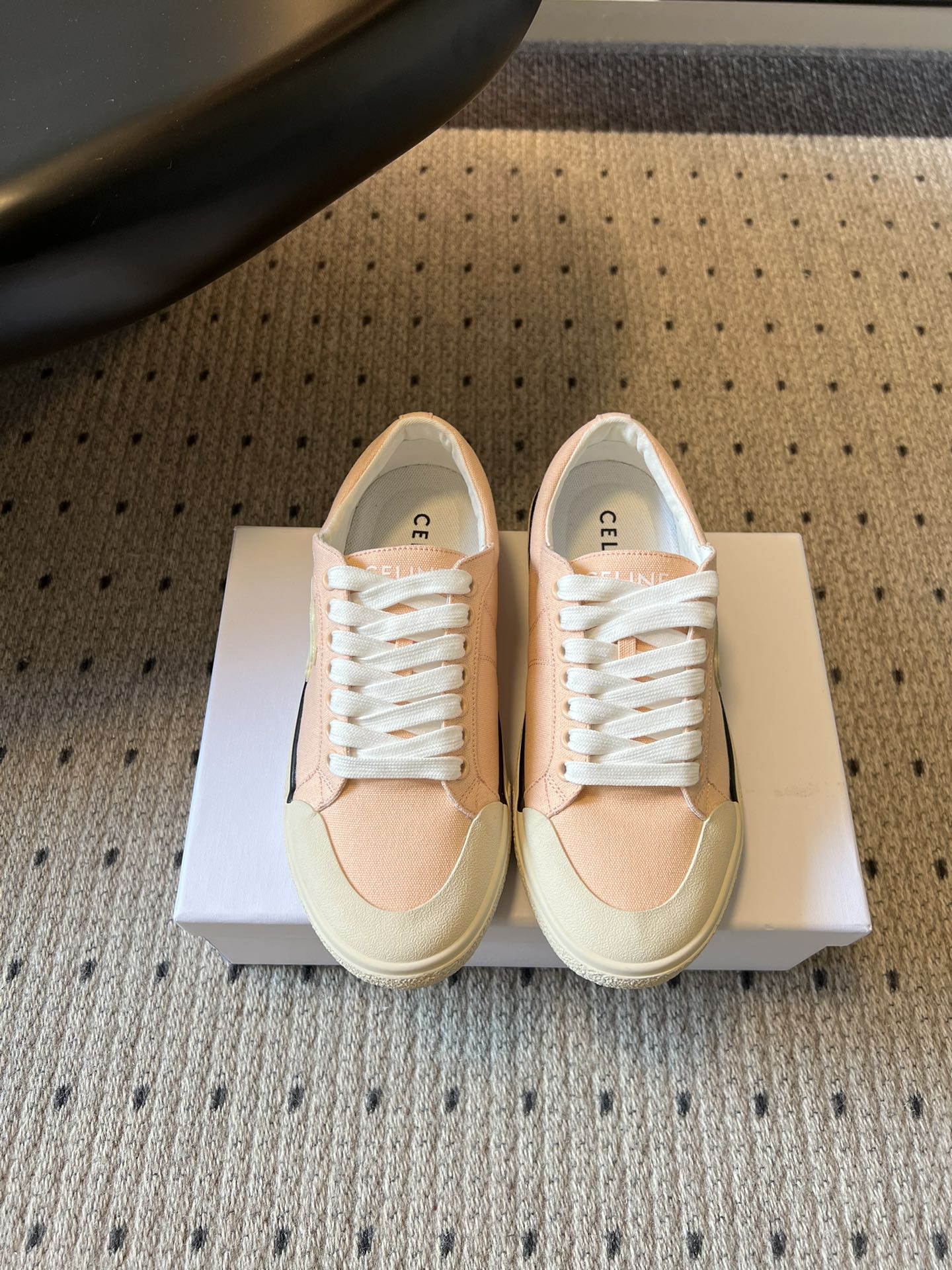 NO:787313,The top version of Celine 26ss early spring new simple and versatile canvas shoes. Classic canvas stitching with off-white edging, clean lines, iconic logo embroidery on the side of the shoe, low-key and elegant, black and white/black pink/gray blue/navy blue, all high-end colors that are not picky. Whether it is daily commuting or weekend dating, a pair can create that 'effortless sense of luxury'. Classic black and white, cool gray and blue, sweet and cool black and pink, I want to get all five colors!  Super durable for daily commuting, and tasteful for travel. They are really the most worth buying casual shoes this year. Original canvas upper, fine flow cloth lining, rubber outsole, size 35-41 (customized sizes 40 and 41 are non-refundable), heel height 2.5cm, casual shoes/sports shoes, celine, sneakers19860909顶级版本 Celine 26ss早春新款简约百搭帆布鞋 经典帆布拼接米白包边,线条干净利落,鞋侧标志性 logo 刺绣低调显贵,黑白/黑粉/灰蓝/藏青,全是不挑人的高级色系,无论是日常通勤还是周末约会,一双就能搭出那种“毫不费力的高级感”. 黑白经典、灰蓝清冷、黑粉甜酷,五个颜色都想收！日常通勤超耐造,越穿越有味道,真的是今年最值得入的休闲鞋. 鞋面原版帆布 内里精流布 大底橡胶大底 size35-41码（40、41码定制不退换） 跟高2.5cm,休闲鞋/运动鞋,celine,sneakers,Women's Shoes