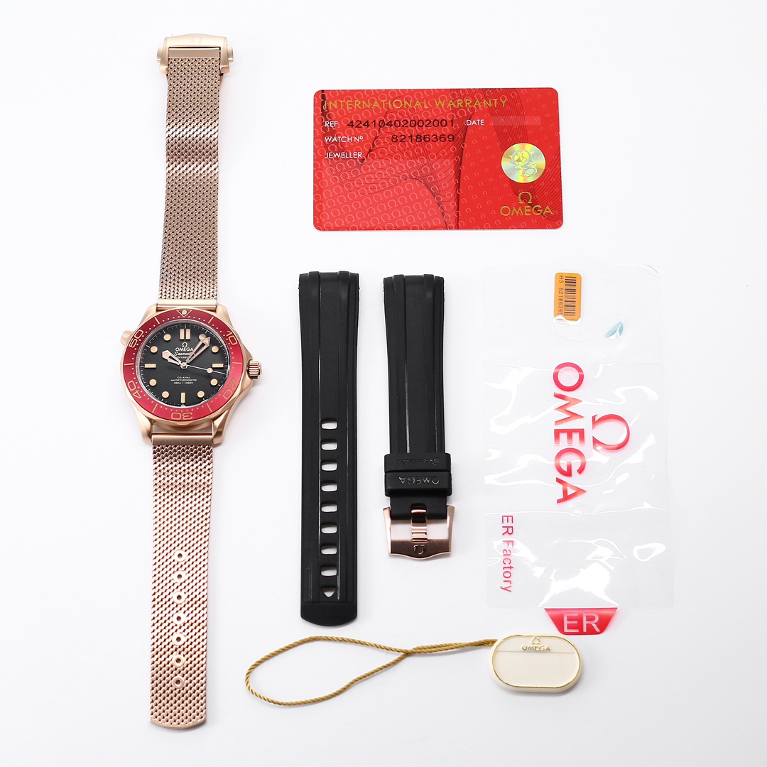 升级升级！ER马年限定款【红马赤兔青铜金海马300】到货！ 复古与时尚的新碰撞！ 外观设计延续了007版海马300米潜水表,继承了无日期显示、穹顶蓝宝石水晶表镜、铝质表圈等复古元素,融入了新材质与配色,形成新的设计风格！ 表壳采用青铜金色与勃艮第红配色,既有黄金奢华感又有青铜古朴韵味,表盘采用黑色喷砂粒纹铝合金表盘,18K青铜金时针和黑化刻度填充极具复古气息的夜光涂层,低调且华丽！ 全网性价比最高！细节拉满！42mm表壳搭载独家定制8806一体机芯,走时稳定,外观功能与原版一致！不易氧化掉色,全新工艺升级表带,下单即赠送同款黑色氟胶带一副！欢迎品鉴👏