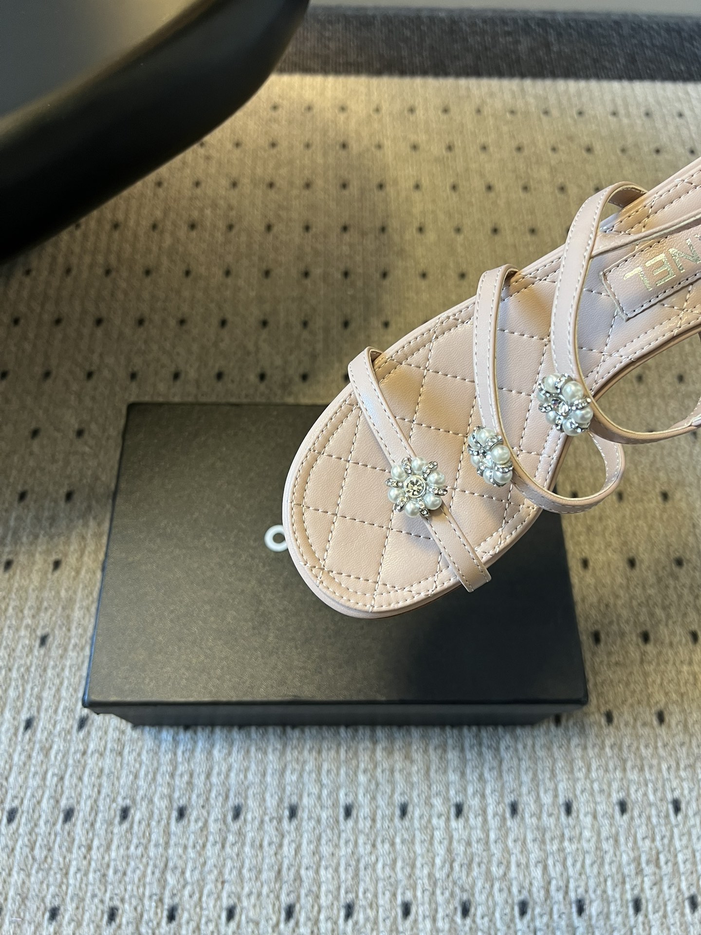 Chane*26SS早春新款珍珠水钻凉鞋把星光碎钻踩在脚边，这双凉鞋太懂少女心了！细带缠绕脚踝，菱格纹鞋