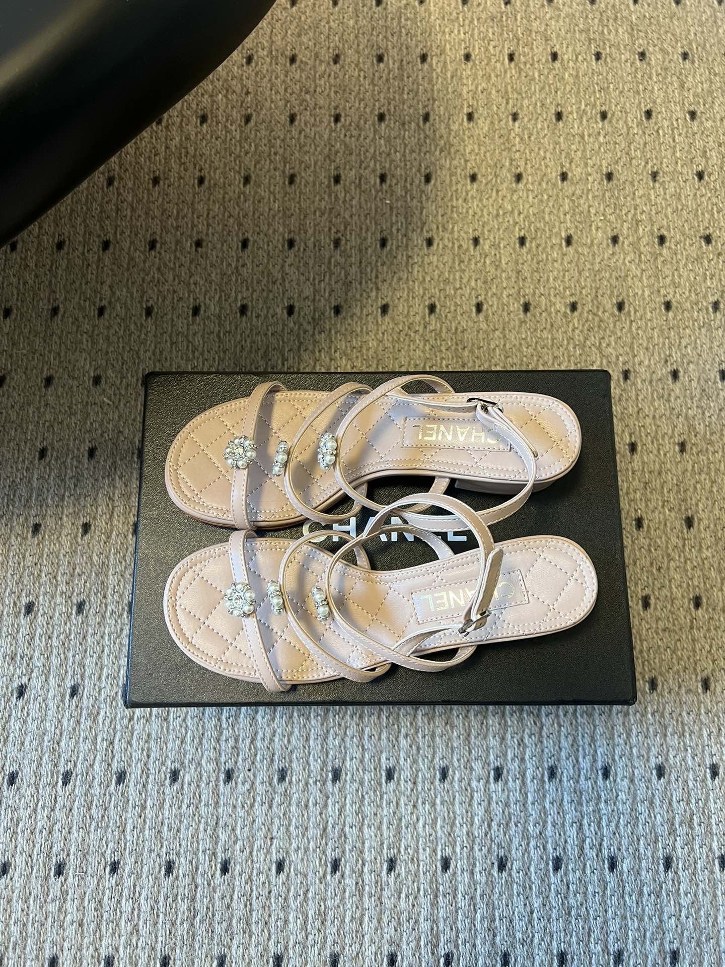 Chane*26SS早春新款珍珠水钻凉鞋把星光碎钻踩在脚边，这双凉鞋太懂少女心了！细带缠绕脚踝，菱格纹鞋