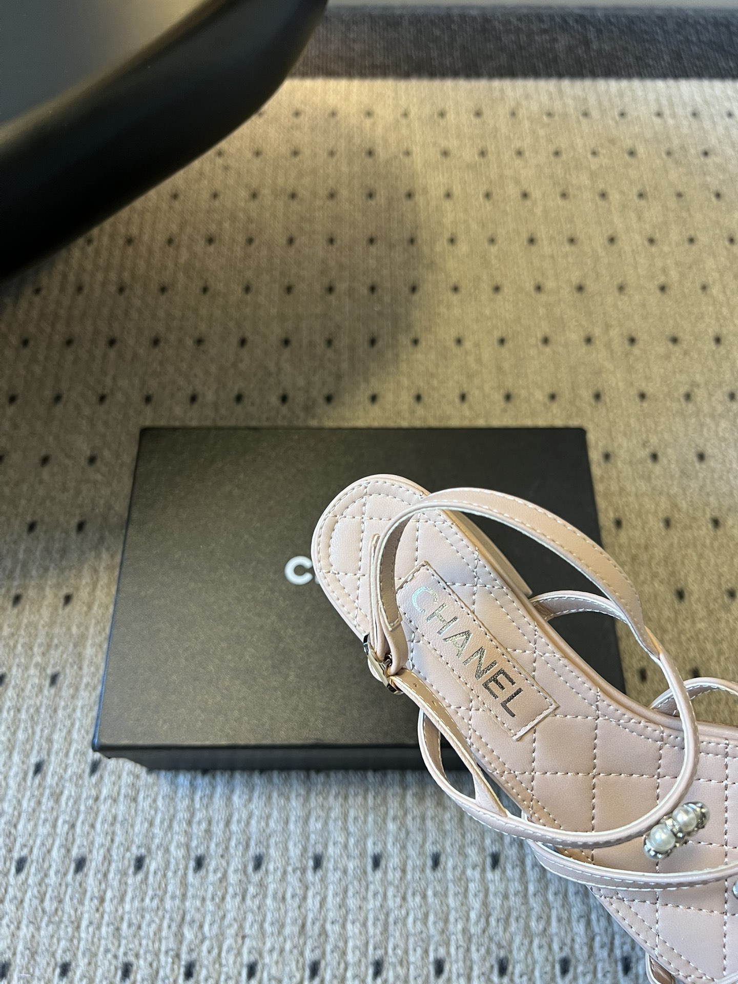 Chane*26SS早春新款珍珠水钻凉鞋把星光碎钻踩在脚边，这双凉鞋太懂少女心了！细带缠绕脚踝，菱格纹鞋