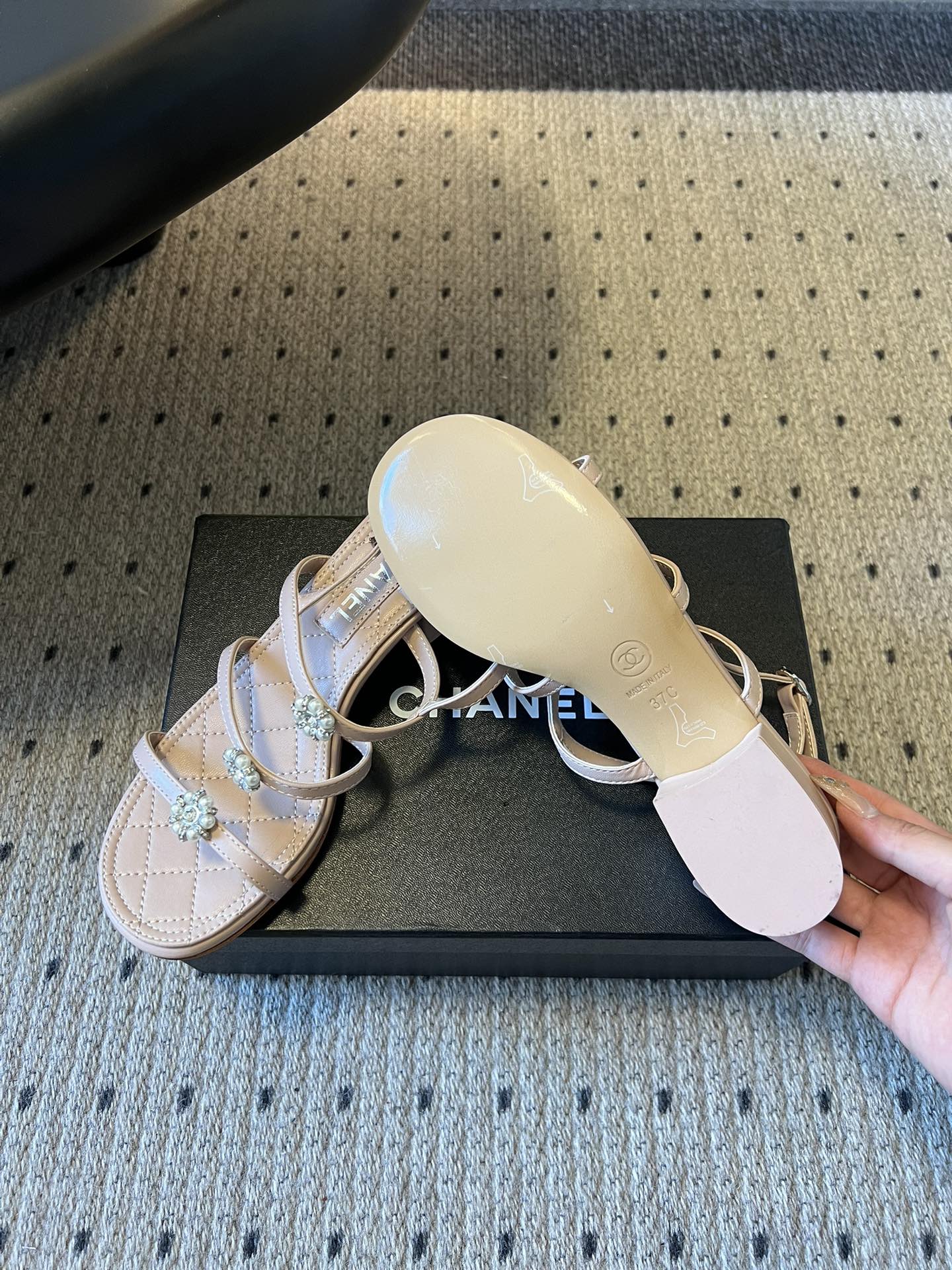 Chane*26SS早春新款珍珠水钻凉鞋把星光碎钻踩在脚边，这双凉鞋太懂少女心了！细带缠绕脚踝，菱格纹鞋