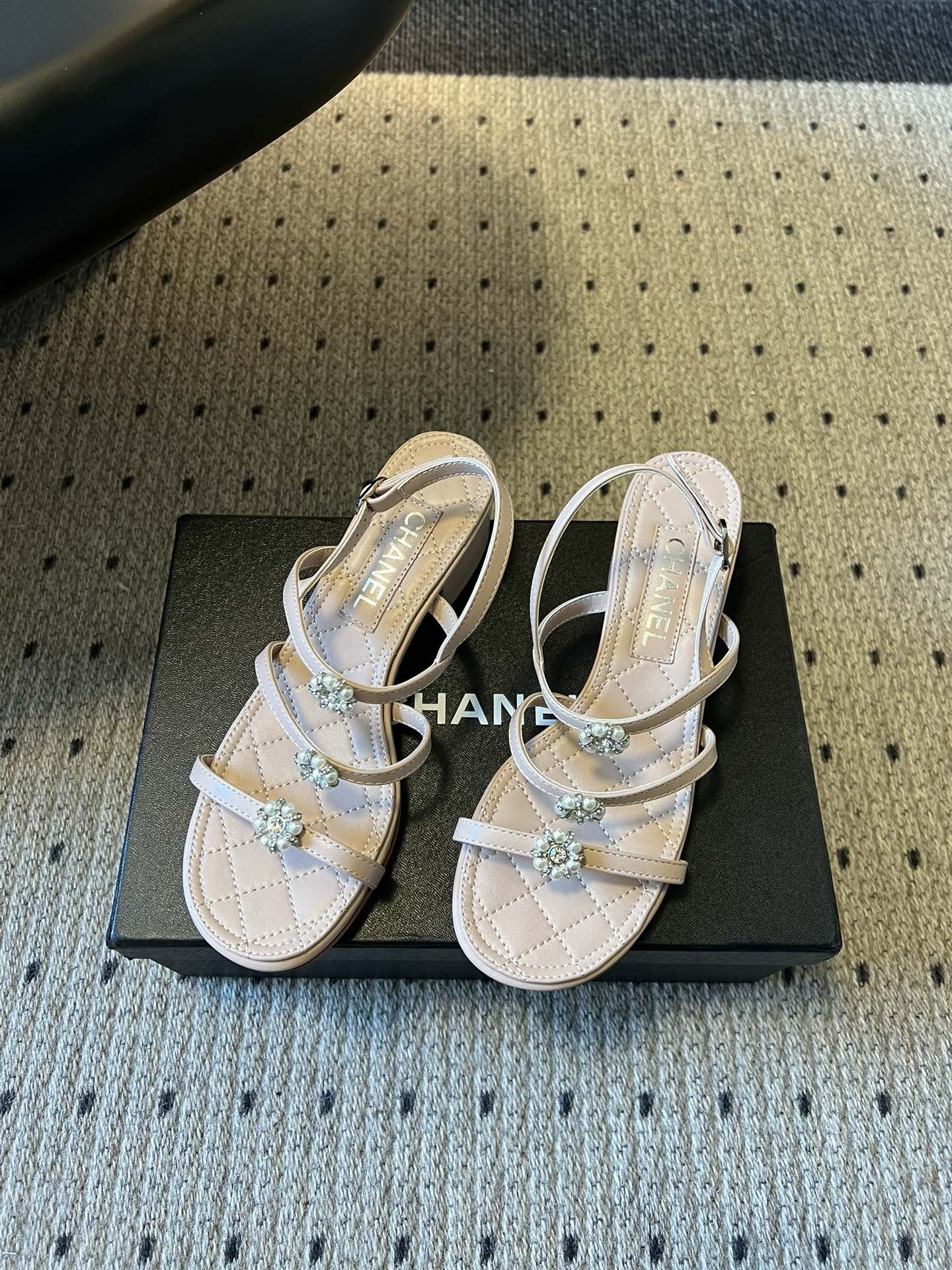 Chane*26SS早春新款珍珠水钻凉鞋把星光碎钻踩在脚边，这双凉鞋太懂少女心了！细带缠绕脚踝，菱格纹鞋