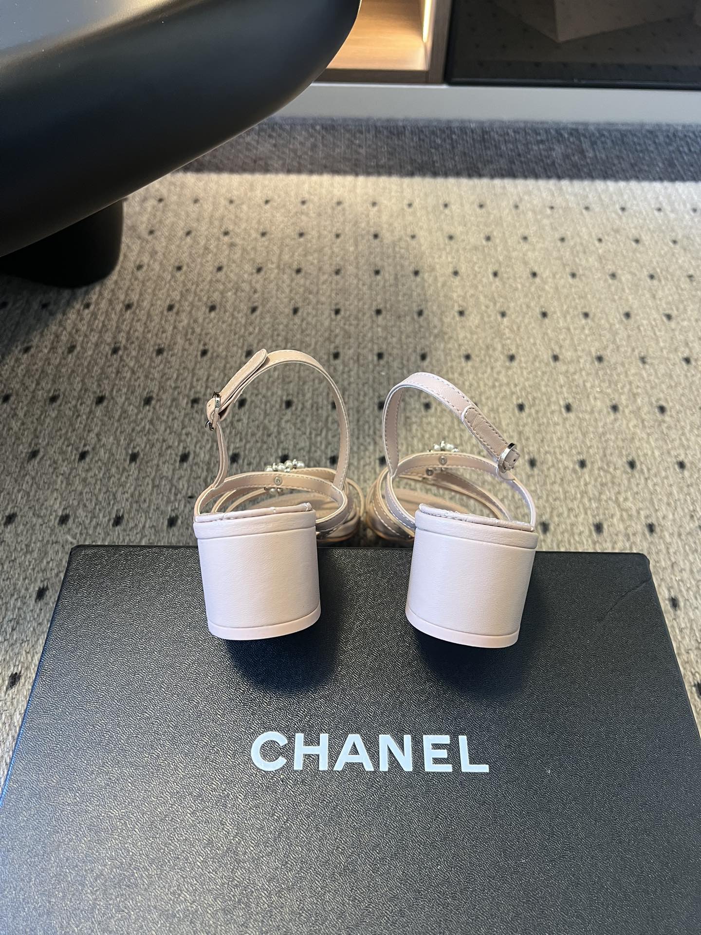 Chane*26SS早春新款珍珠水钻凉鞋把星光碎钻踩在脚边，这双凉鞋太懂少女心了！细带缠绕脚踝，菱格纹鞋