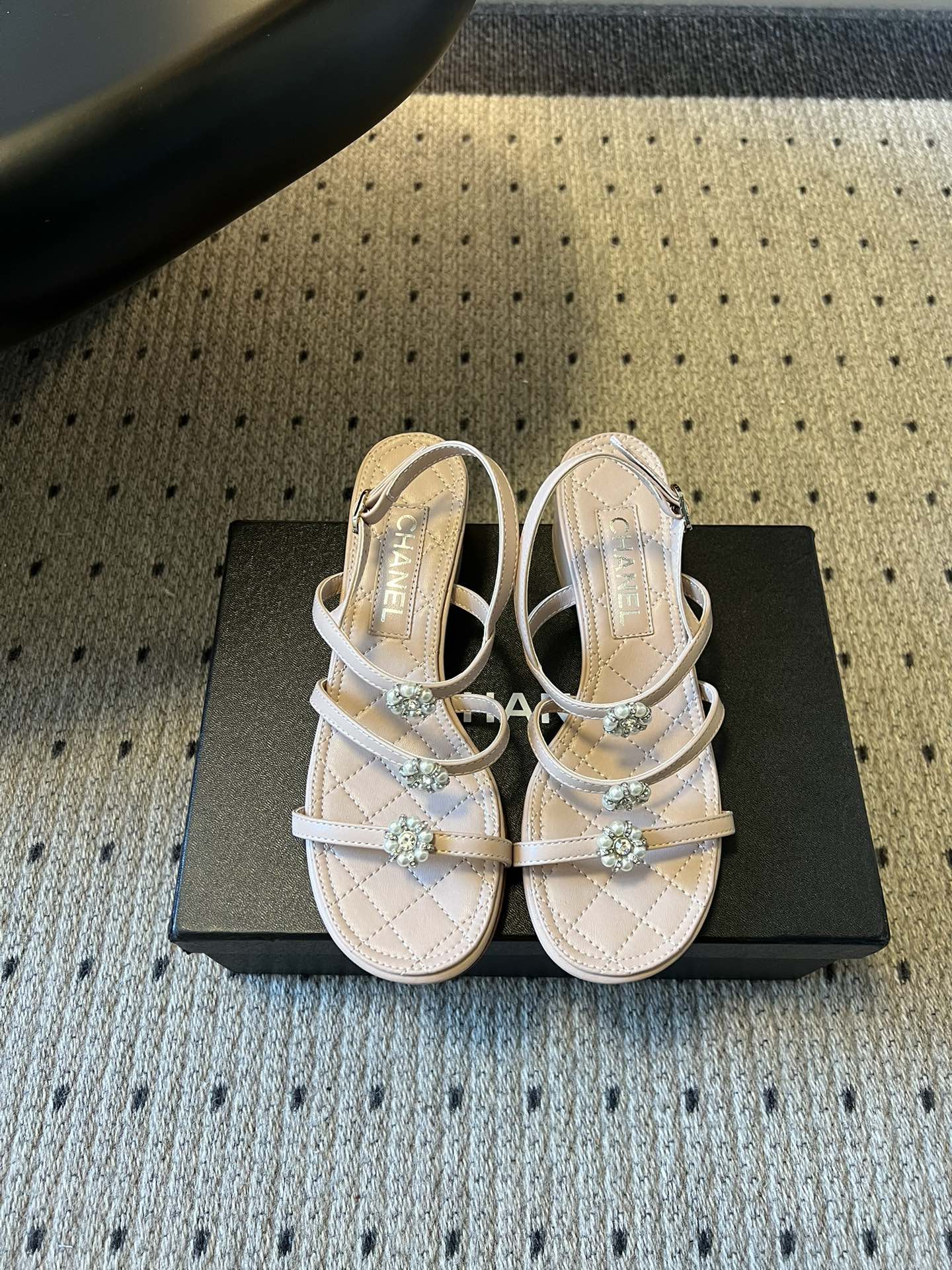 Chane*26SS早春新款珍珠水钻凉鞋把星光碎钻踩在脚边，这双凉鞋太懂少女心了！细带缠绕脚踝，菱格纹鞋