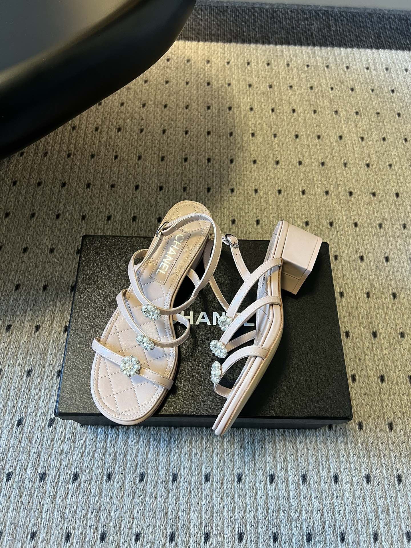 Chane*26SS早春新款珍珠水钻凉鞋把星光碎钻踩在脚边，这双凉鞋太懂少女心了！细带缠绕脚踝，菱格纹鞋