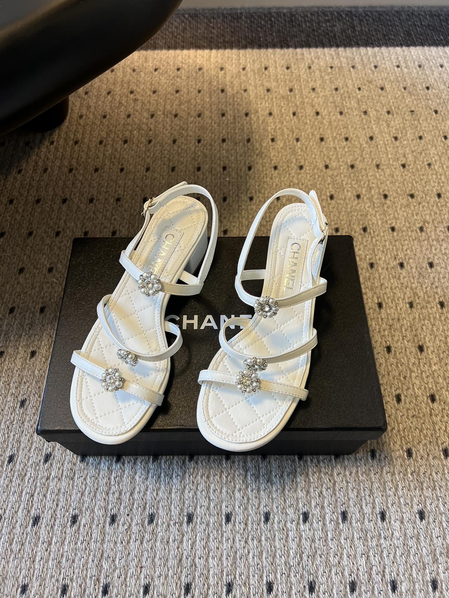 Chane*26SS早春新款珍珠水钻凉鞋把星光碎钻踩在脚边，这双凉鞋太懂少女心了！细带缠绕脚踝，菱格纹鞋