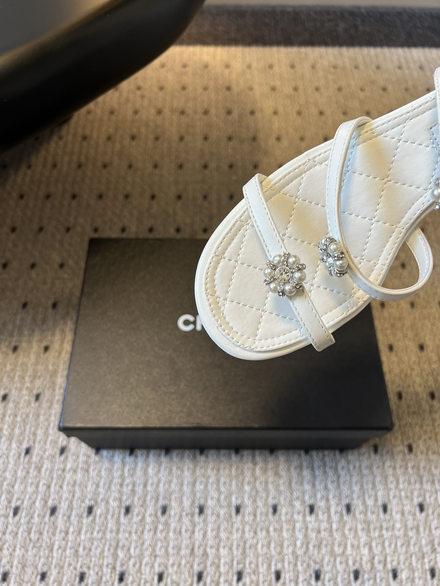 Chane*26SS早春新款珍珠水钻凉鞋把星光碎钻踩在脚边，这双凉鞋太懂少女心了！细带缠绕脚踝，菱格纹鞋