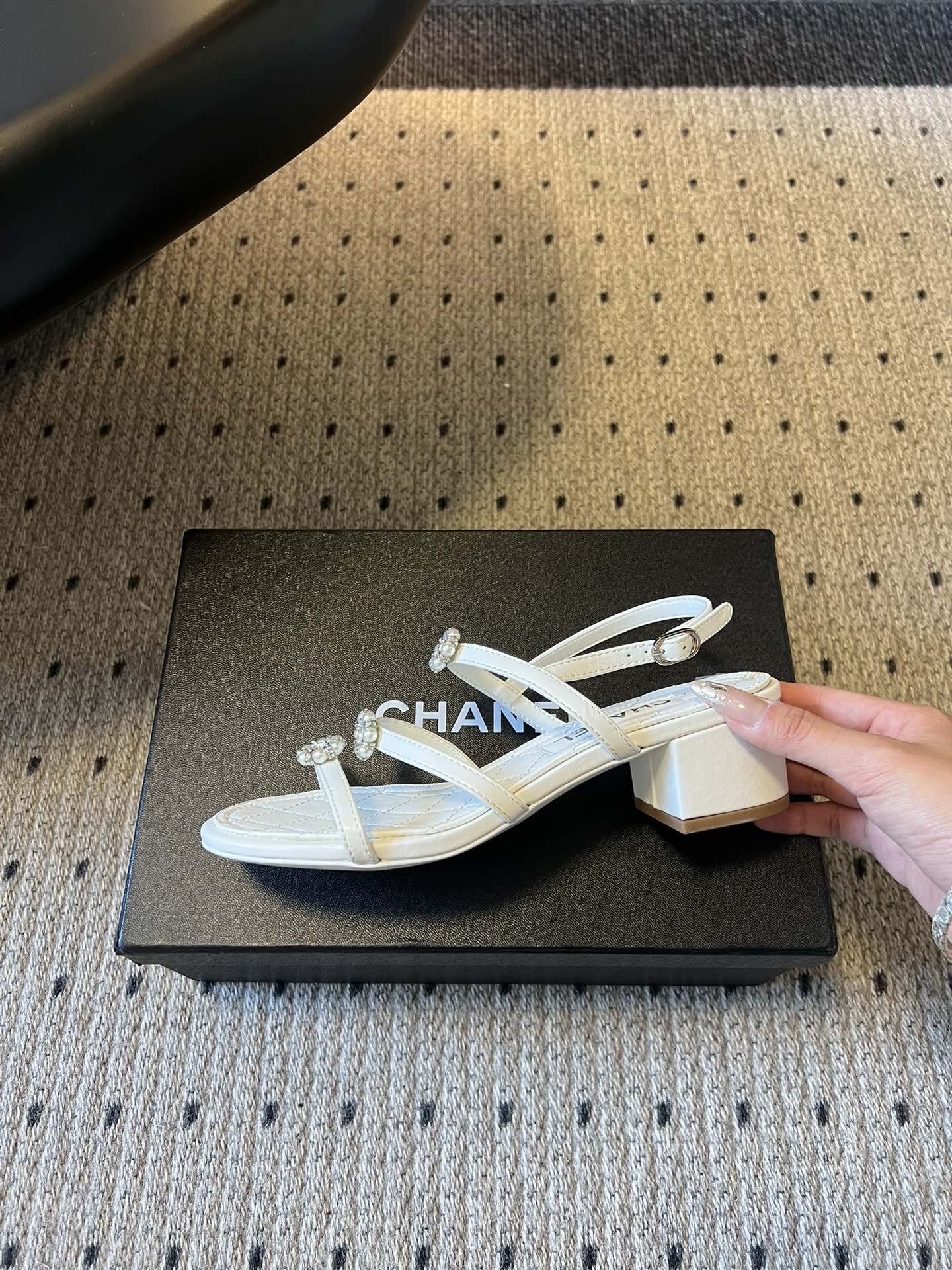 Chane*26SS早春新款珍珠水钻凉鞋把星光碎钻踩在脚边，这双凉鞋太懂少女心了！细带缠绕脚踝，菱格纹鞋