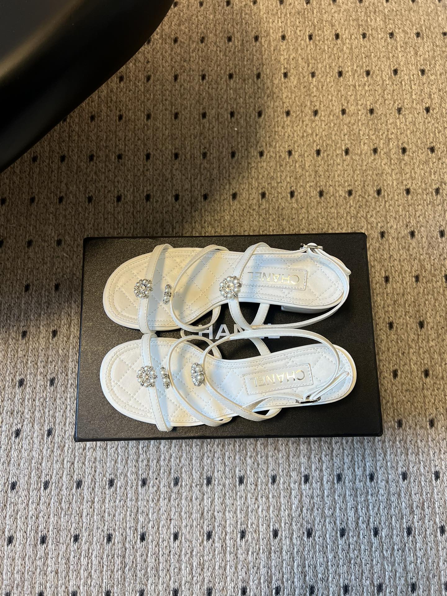 Chane*26SS早春新款珍珠水钻凉鞋把星光碎钻踩在脚边，这双凉鞋太懂少女心了！细带缠绕脚踝，菱格纹鞋