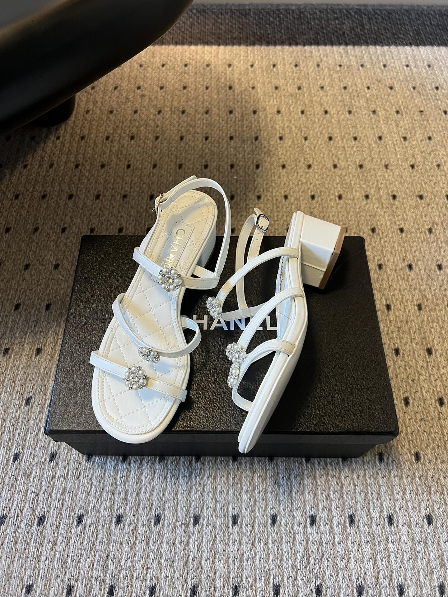 Chane*26SS早春新款珍珠水钻凉鞋把星光碎钻踩在脚边，这双凉鞋太懂少女心了！细带缠绕脚踝，菱格纹鞋