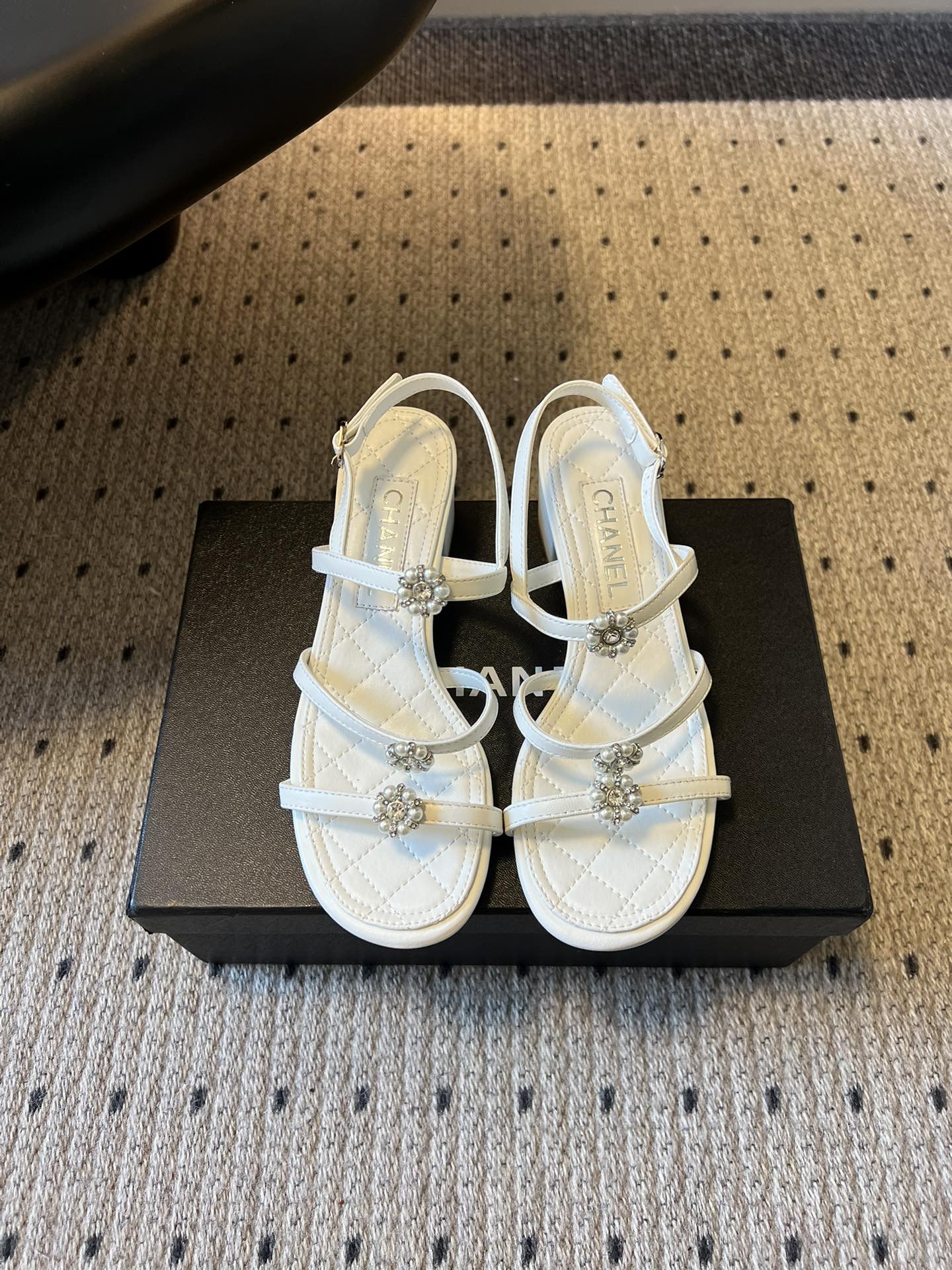 Chane*26SS早春新款珍珠水钻凉鞋把星光碎钻踩在脚边，这双凉鞋太懂少女心了！细带缠绕脚踝，菱格纹鞋