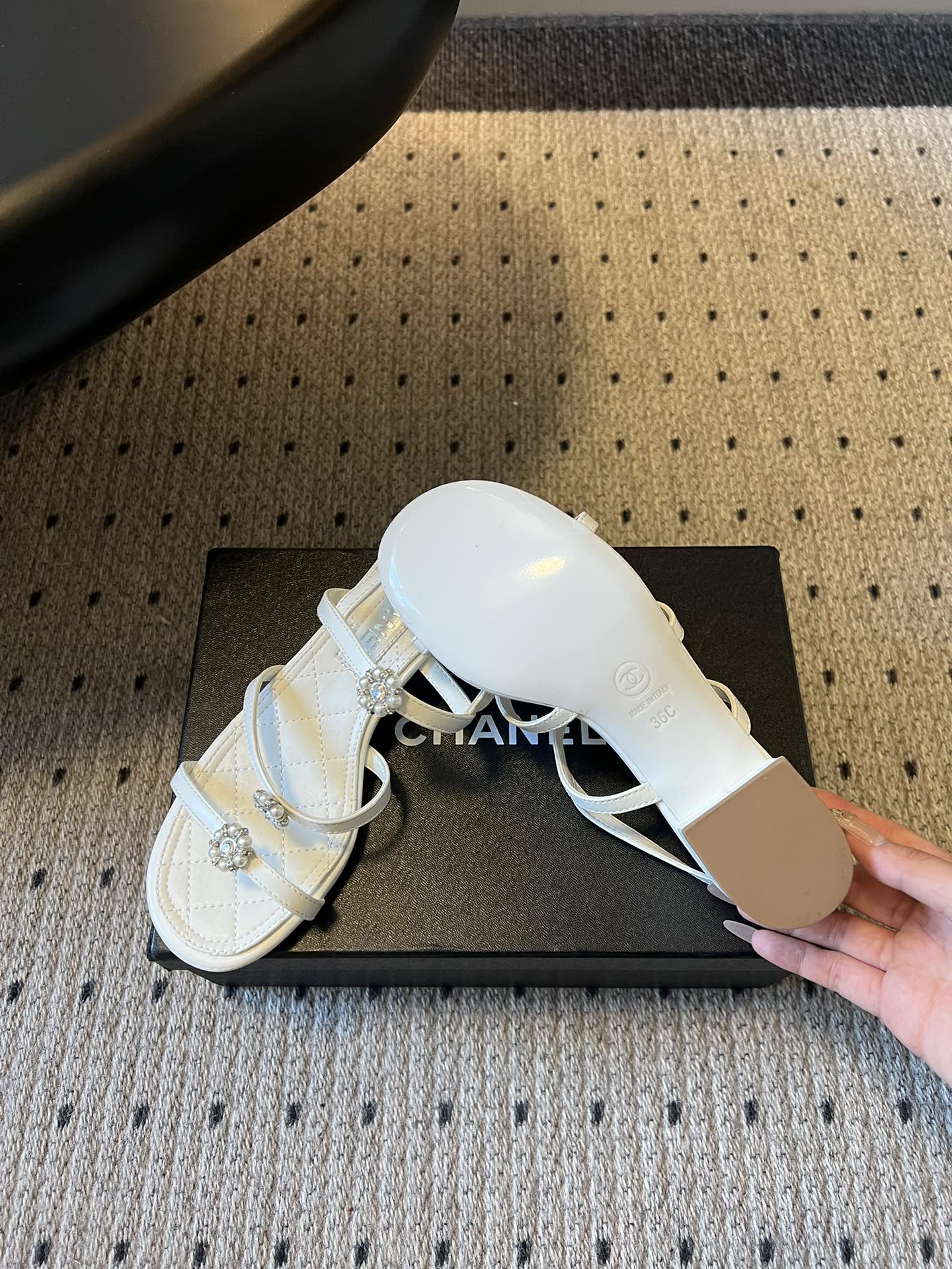 Chane*26SS早春新款珍珠水钻凉鞋把星光碎钻踩在脚边，这双凉鞋太懂少女心了！细带缠绕脚踝，菱格纹鞋