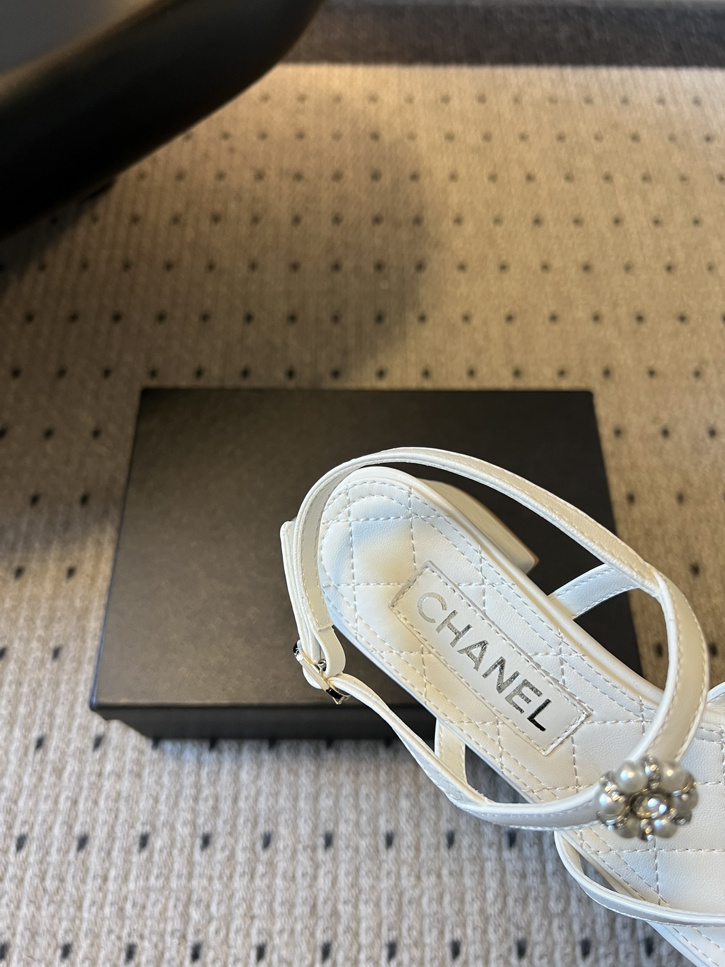 Chane*26SS早春新款珍珠水钻凉鞋把星光碎钻踩在脚边，这双凉鞋太懂少女心了！细带缠绕脚踝，菱格纹鞋