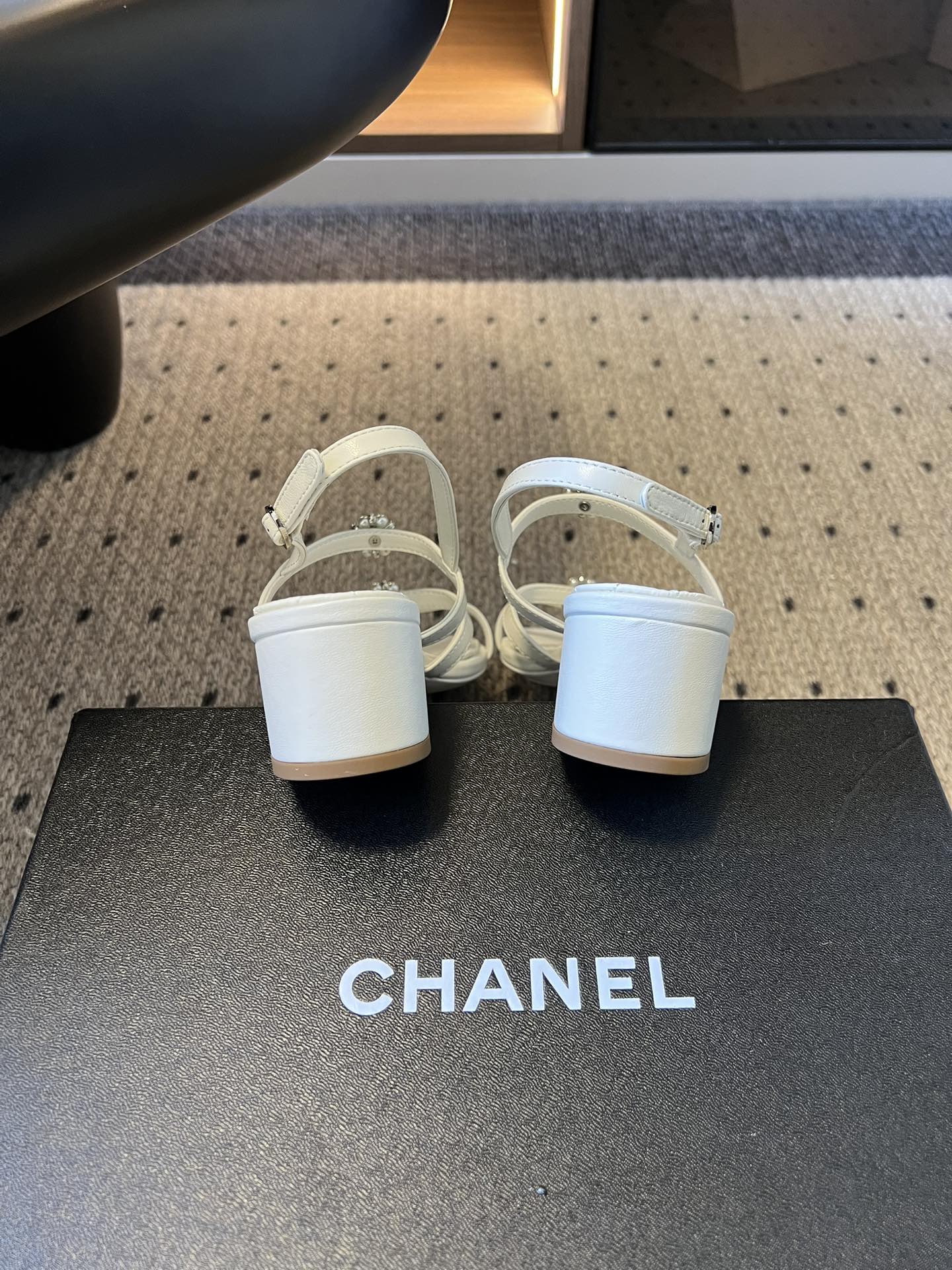 Chane*26SS早春新款珍珠水钻凉鞋把星光碎钻踩在脚边，这双凉鞋太懂少女心了！细带缠绕脚踝，菱格纹鞋