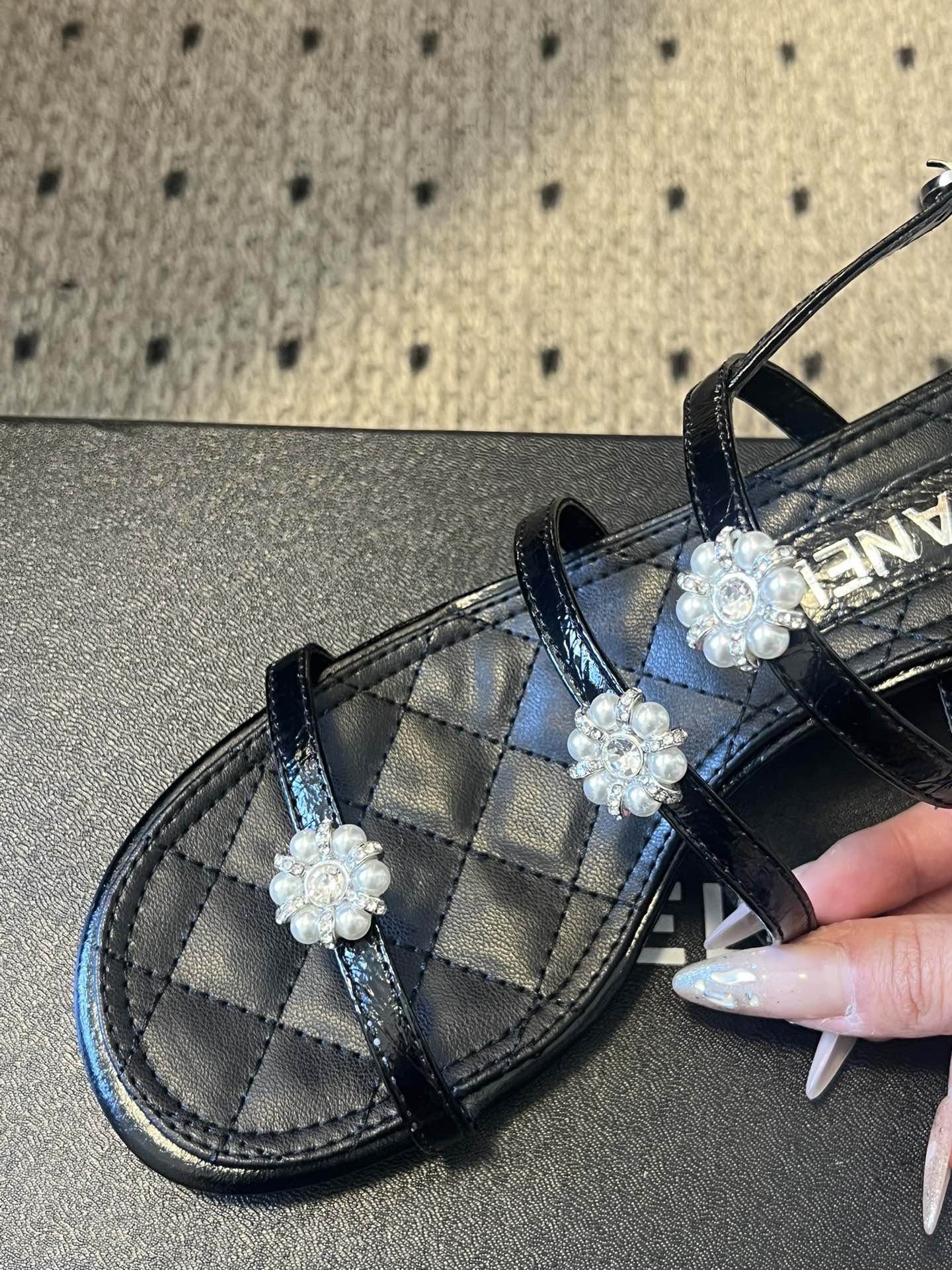 Chane*26SS早春新款珍珠水钻凉鞋把星光碎钻踩在脚边，这双凉鞋太懂少女心了！细带缠绕脚踝，菱格纹鞋