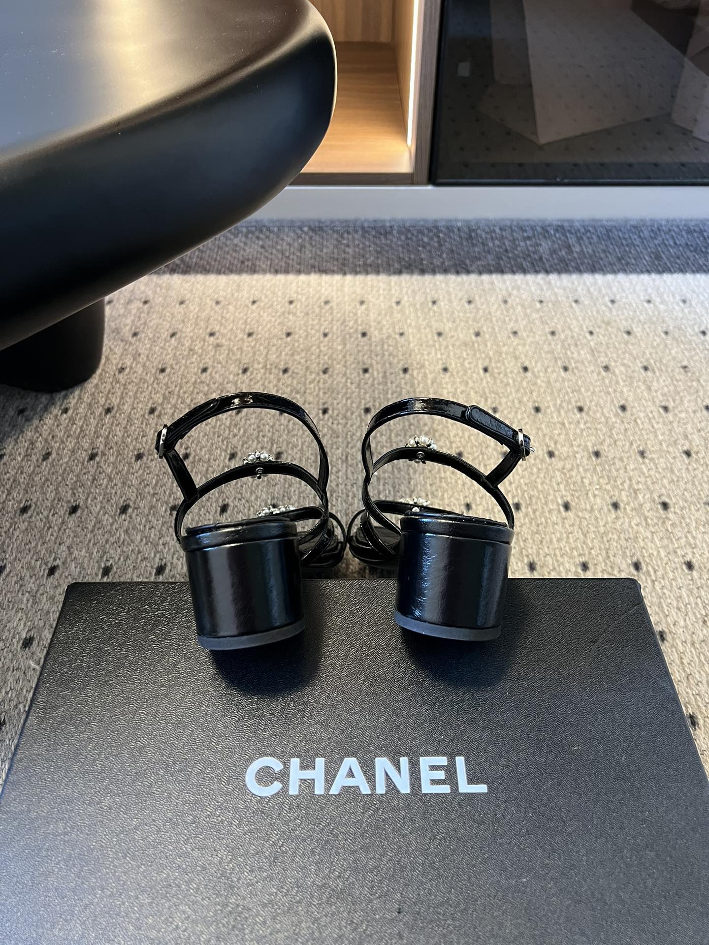 Chane*26SS早春新款珍珠水钻凉鞋把星光碎钻踩在脚边，这双凉鞋太懂少女心了！细带缠绕脚踝，菱格纹鞋