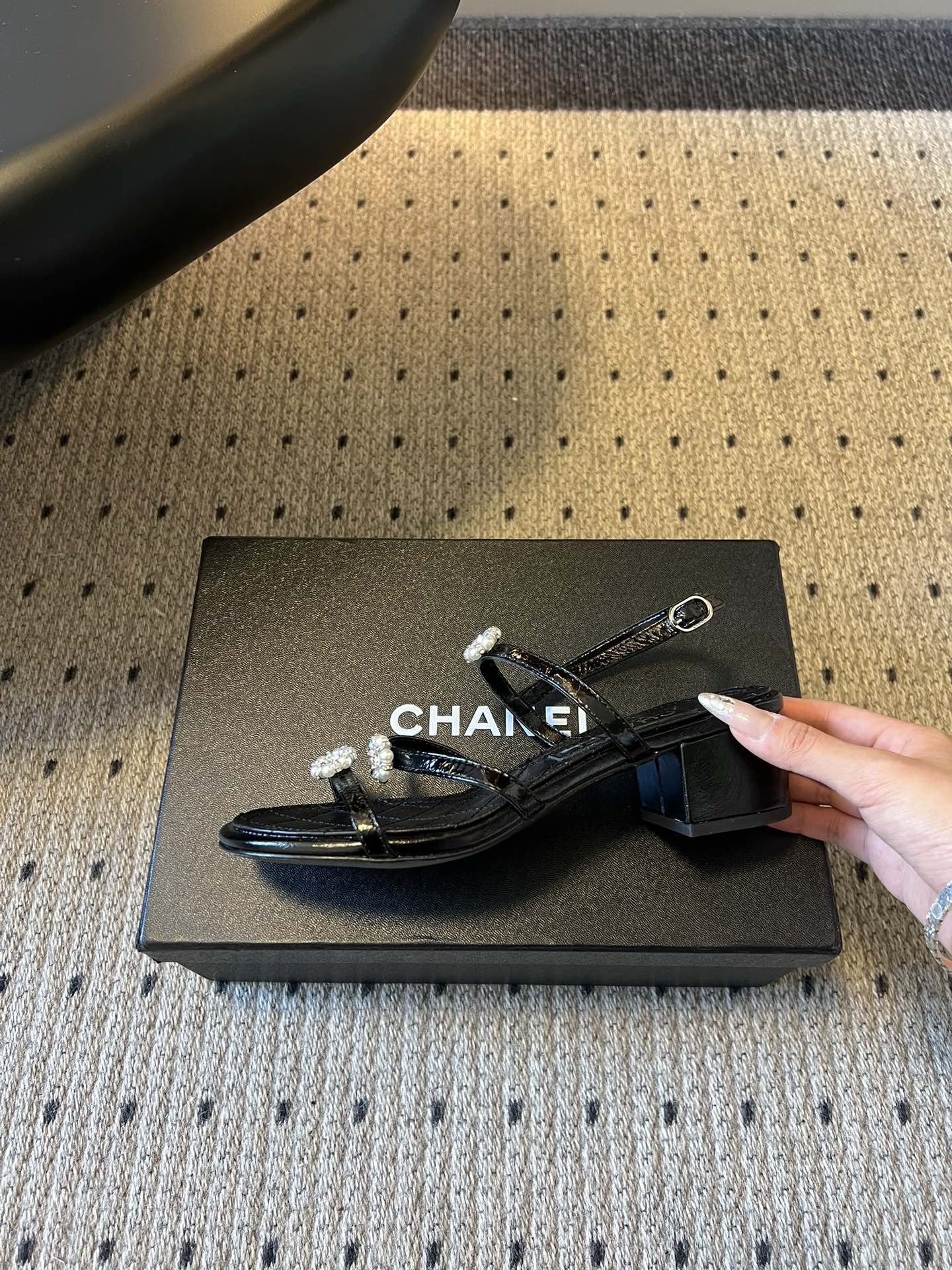 Chane*26SS早春新款珍珠水钻凉鞋把星光碎钻踩在脚边，这双凉鞋太懂少女心了！细带缠绕脚踝，菱格纹鞋