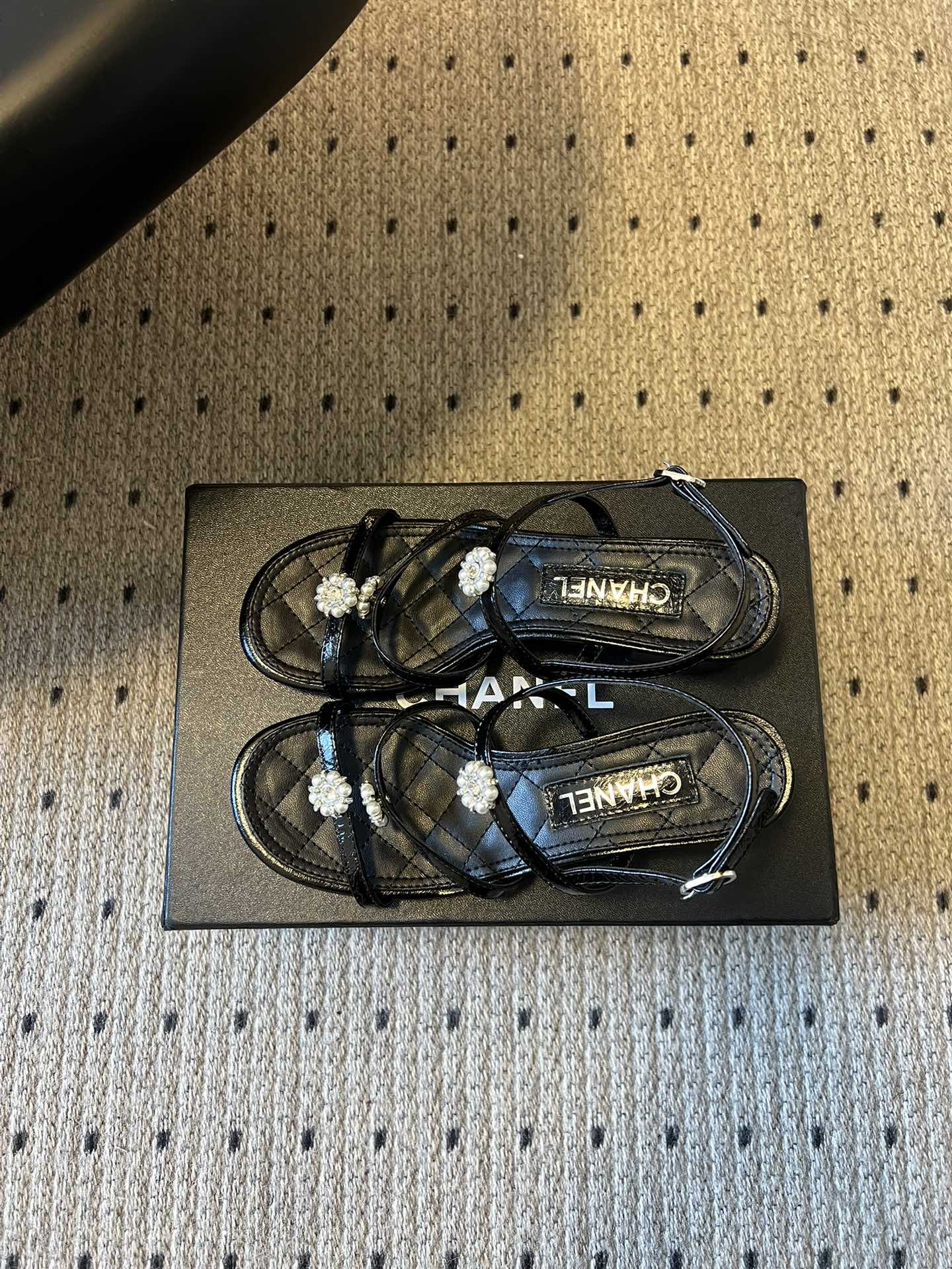 Chane*26SS早春新款珍珠水钻凉鞋把星光碎钻踩在脚边，这双凉鞋太懂少女心了！细带缠绕脚踝，菱格纹鞋