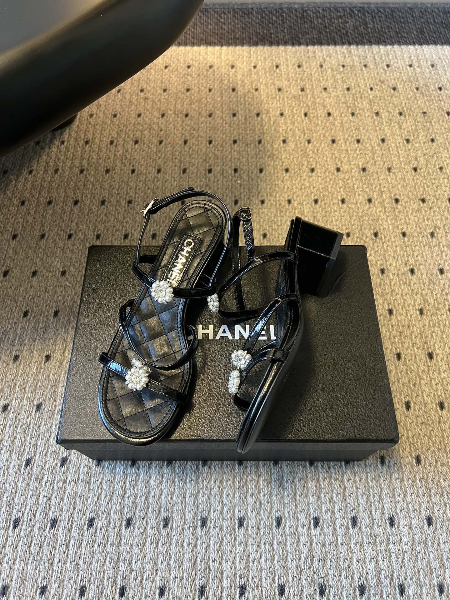 Chane*26SS早春新款珍珠水钻凉鞋把星光碎钻踩在脚边，这双凉鞋太懂少女心了！细带缠绕脚踝，菱格纹鞋