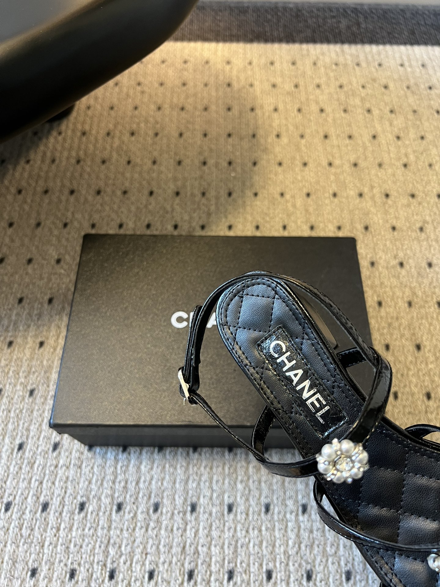 Chane*26SS早春新款珍珠水钻凉鞋把星光碎钻踩在脚边，这双凉鞋太懂少女心了！细带缠绕脚踝，菱格纹鞋