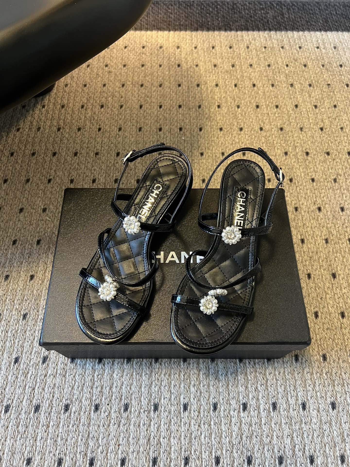 Chane*26SS早春新款珍珠水钻凉鞋把星光碎钻踩在脚边，这双凉鞋太懂少女心了！细带缠绕脚踝，菱格纹鞋