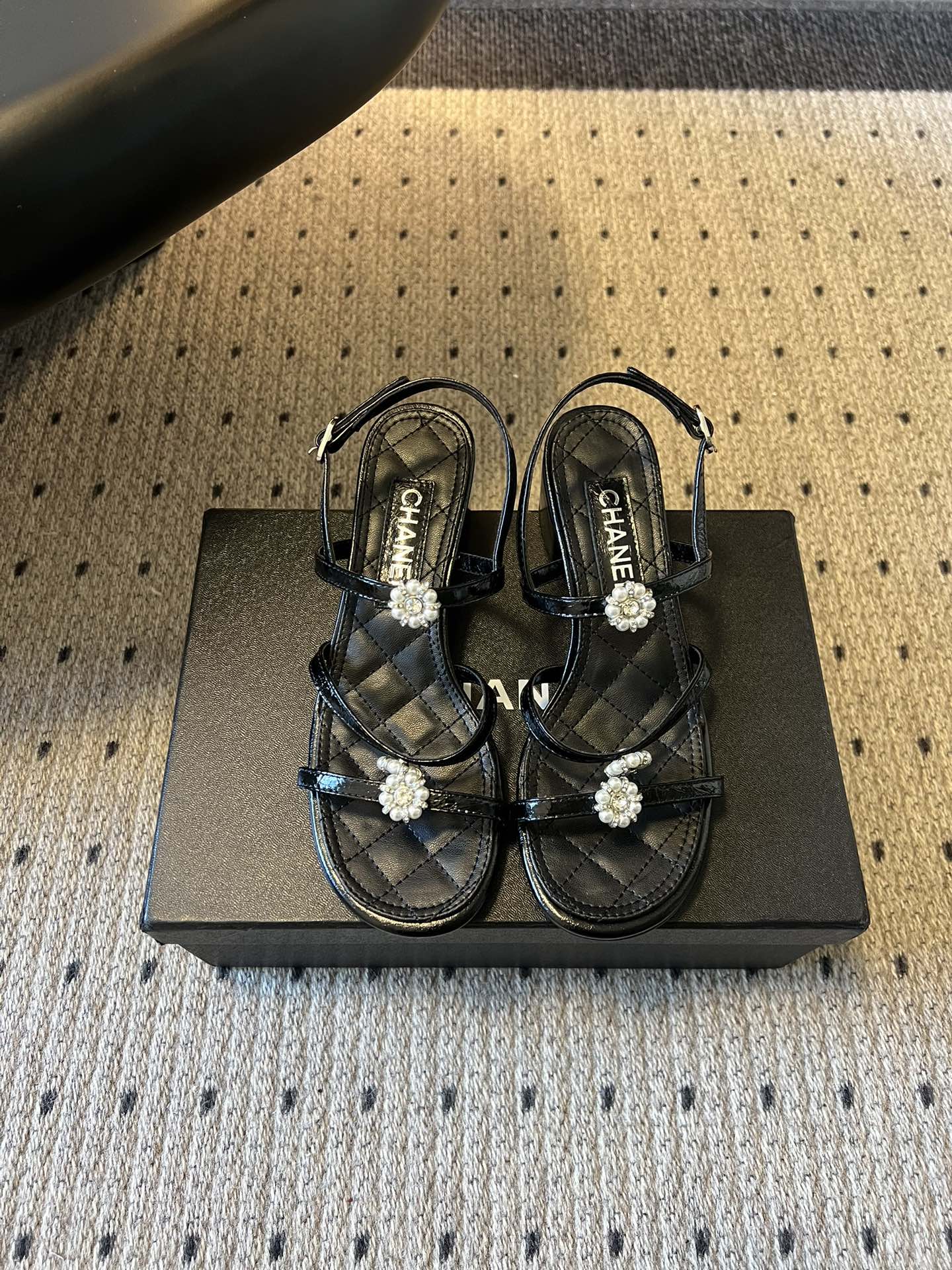Chane*26SS早春新款珍珠水钻凉鞋把星光碎钻踩在脚边，这双凉鞋太懂少女心了！细带缠绕脚踝，菱格纹鞋