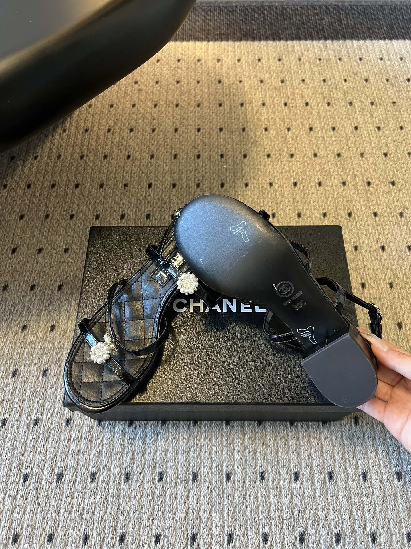 Chane*26SS早春新款珍珠水钻凉鞋把星光碎钻踩在脚边，这双凉鞋太懂少女心了！细带缠绕脚踝，菱格纹鞋