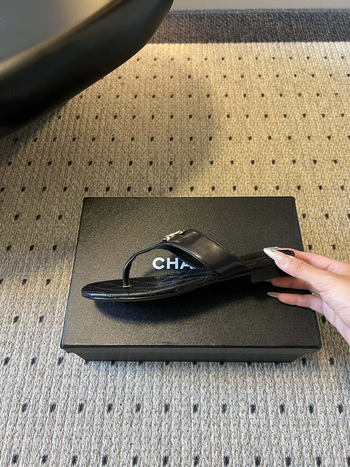 Chane*26SS早春新款菱格夹脚凉拖把法式经典踩在脚下，这双菱格夹脚拖太懂高级感了！标志性双C金属扣