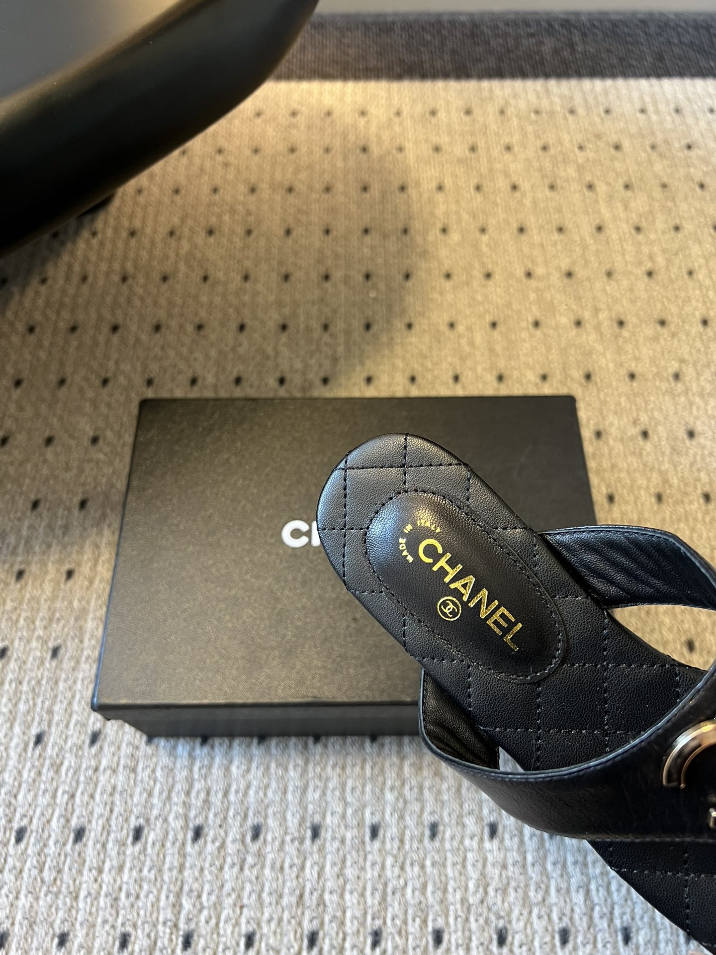 Chane*26SS早春新款菱格夹脚凉拖把法式经典踩在脚下，这双菱格夹脚拖太懂高级感了！标志性双C金属扣