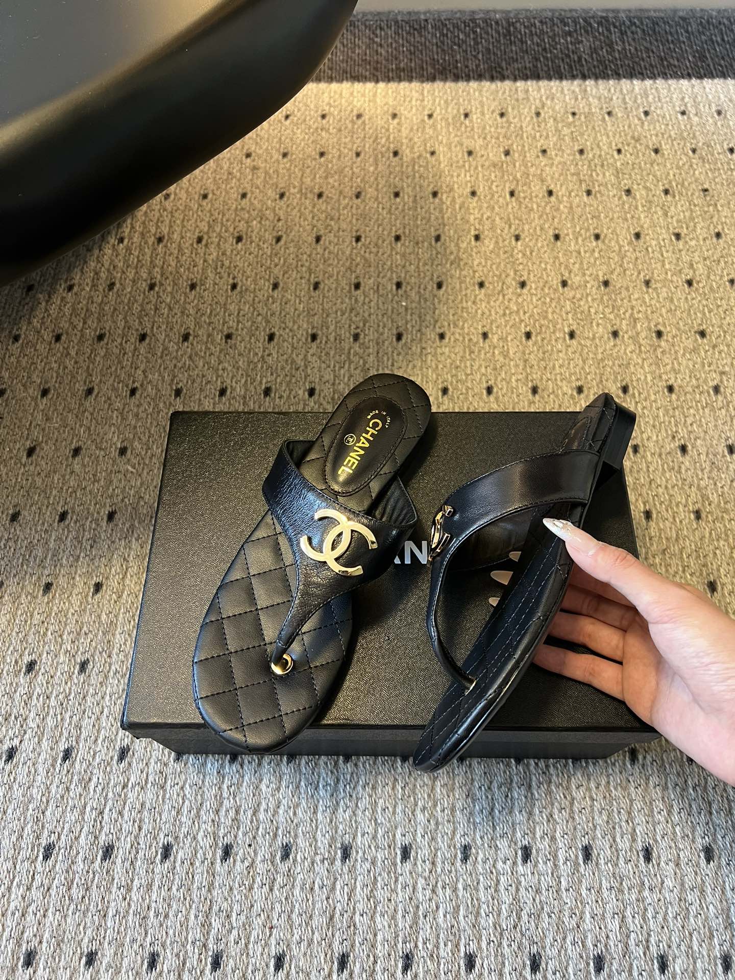 Chane*26SS早春新款菱格夹脚凉拖把法式经典踩在脚下，这双菱格夹脚拖太懂高级感了！标志性双C金属扣