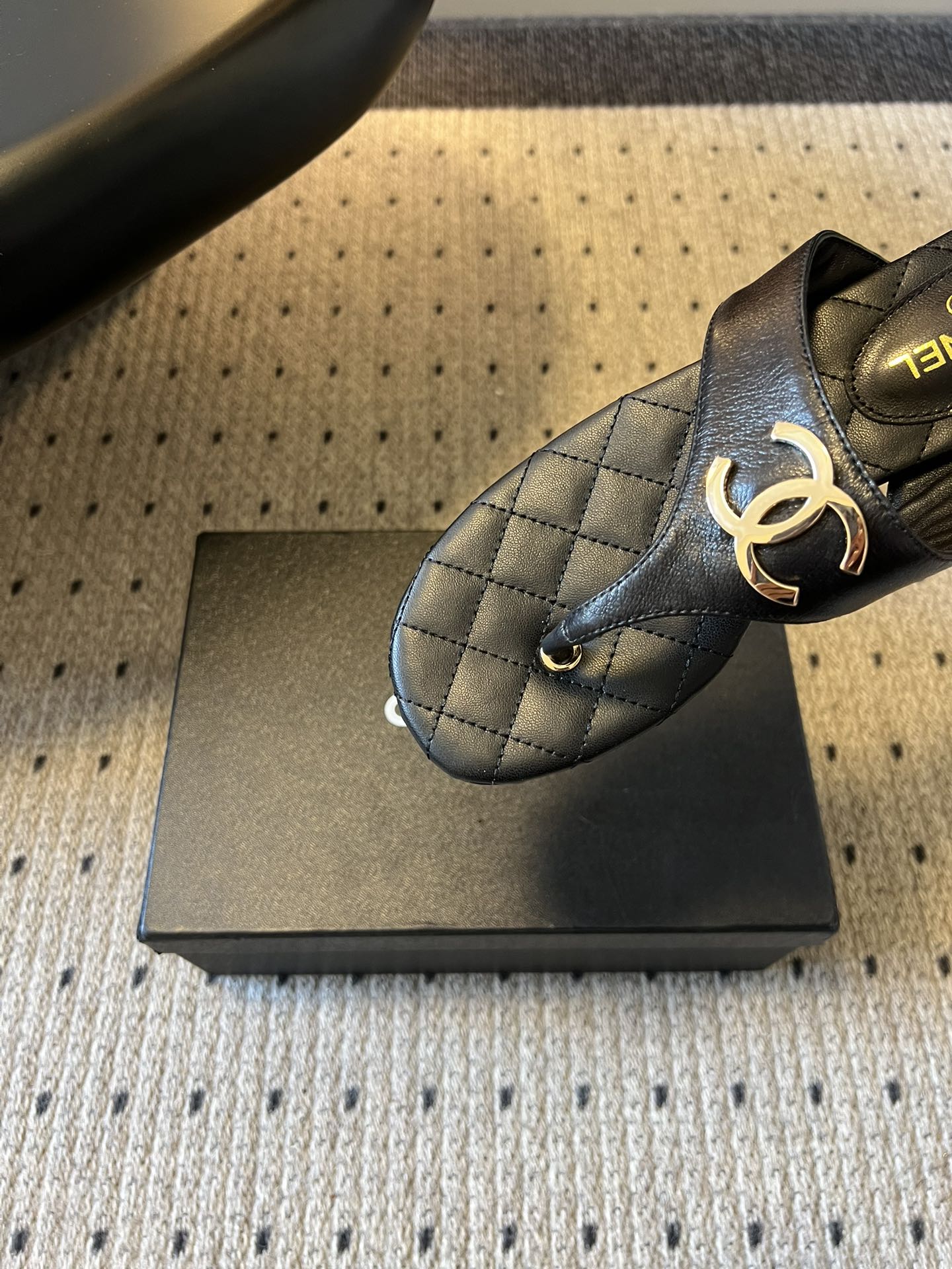 Chane*26SS早春新款菱格夹脚凉拖把法式经典踩在脚下，这双菱格夹脚拖太懂高级感了！标志性双C金属扣