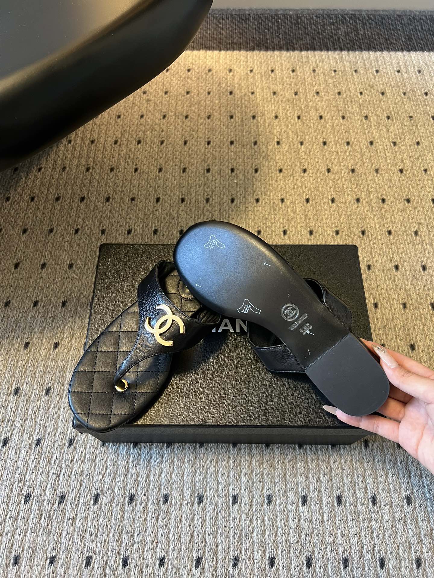 Chane*26SS早春新款菱格夹脚凉拖把法式经典踩在脚下，这双菱格夹脚拖太懂高级感了！标志性双C金属扣