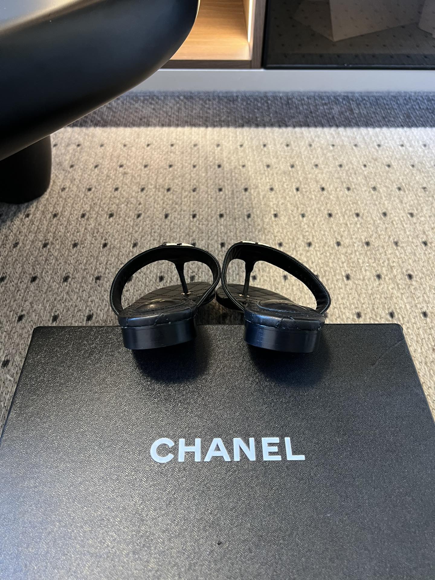 Chane*26SS早春新款菱格夹脚凉拖把法式经典踩在脚下，这双菱格夹脚拖太懂高级感了！标志性双C金属扣